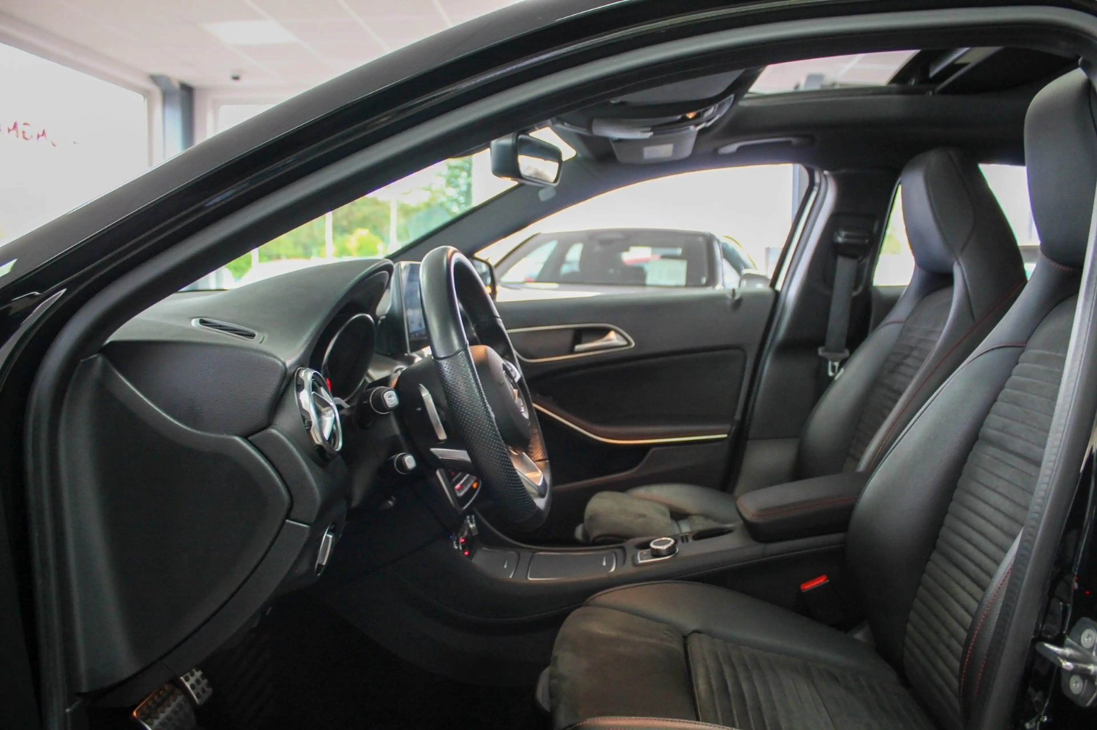 Mercedes-Benz GLA 250 4Matic AMG-Line Automatik Pano Kamera — photo 11