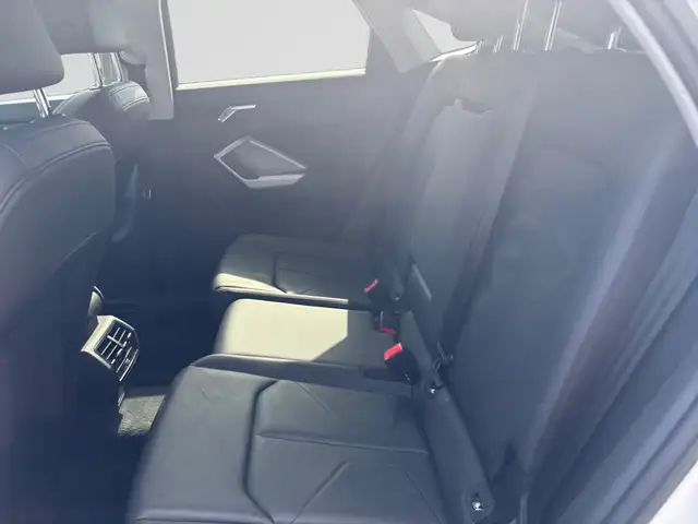 Audi Q3 view 13