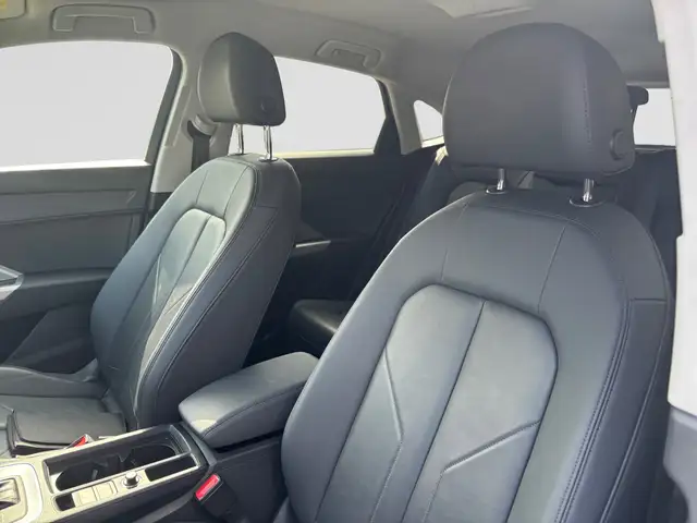 Audi Q3 view 9