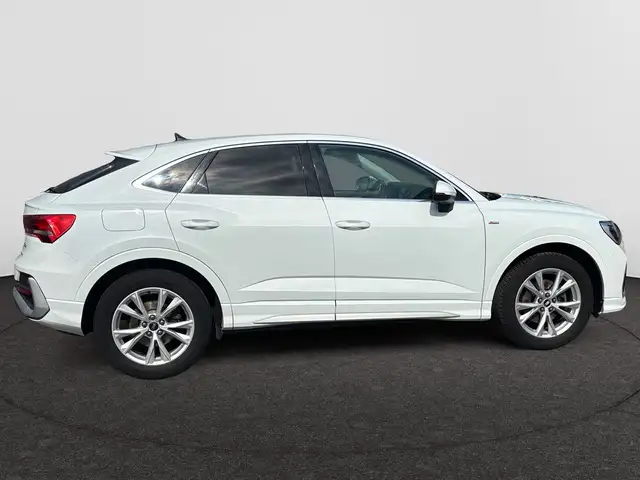 Audi Q3 view 7