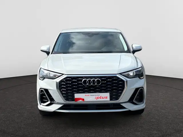 Audi Q3 view 3
