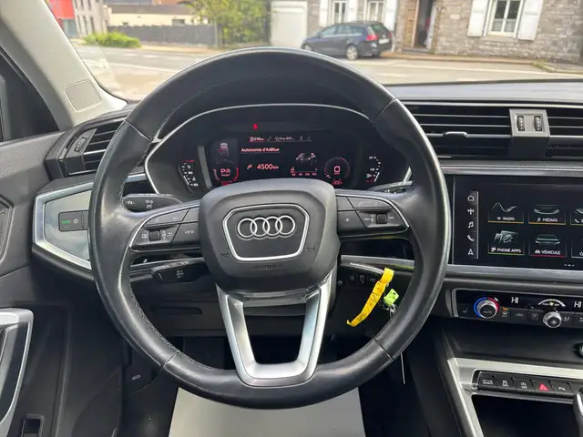 Audi Q3 view 15