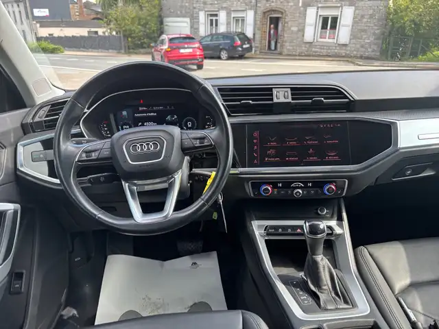 Audi Q3 view 11
