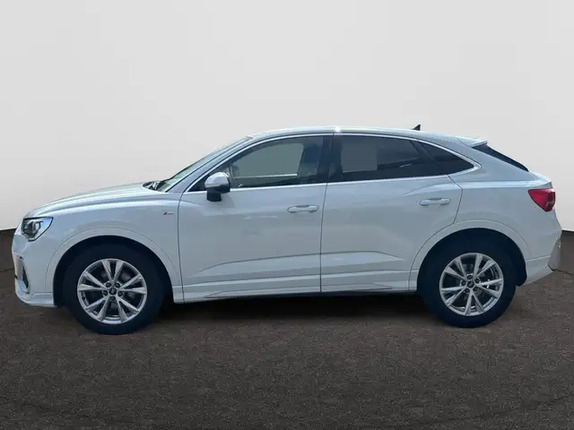 Audi Q3 view 8