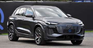 100 kWh PERFORMANCE S LINE EDITION TREKHAAK PANORAMA 360° CAM MEMORY SEATS