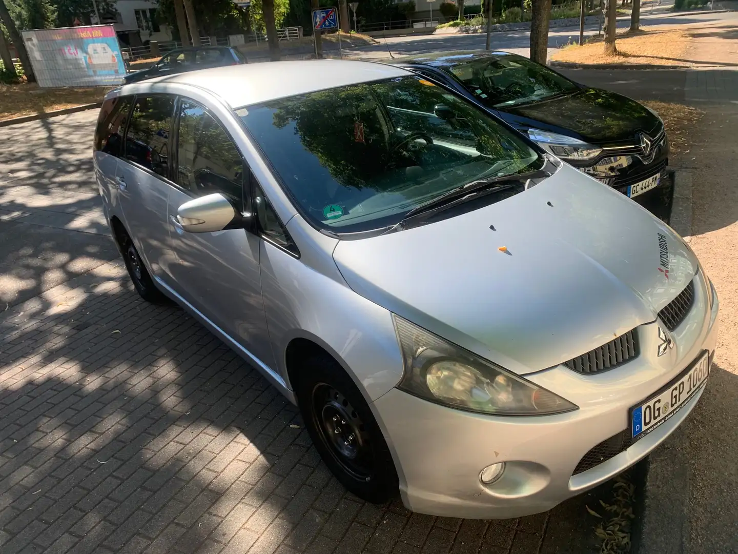 Mitsubishi Grandis 2.0 DI-D 7-Sitzer Intense srebrna - 2