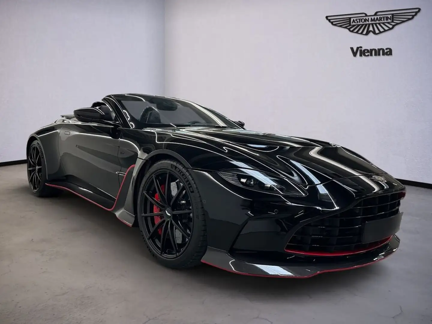 Aston Martin Vantage V12 Roadster / CF Wing / CF Int & Ext / CF Seats Schwarz - 2