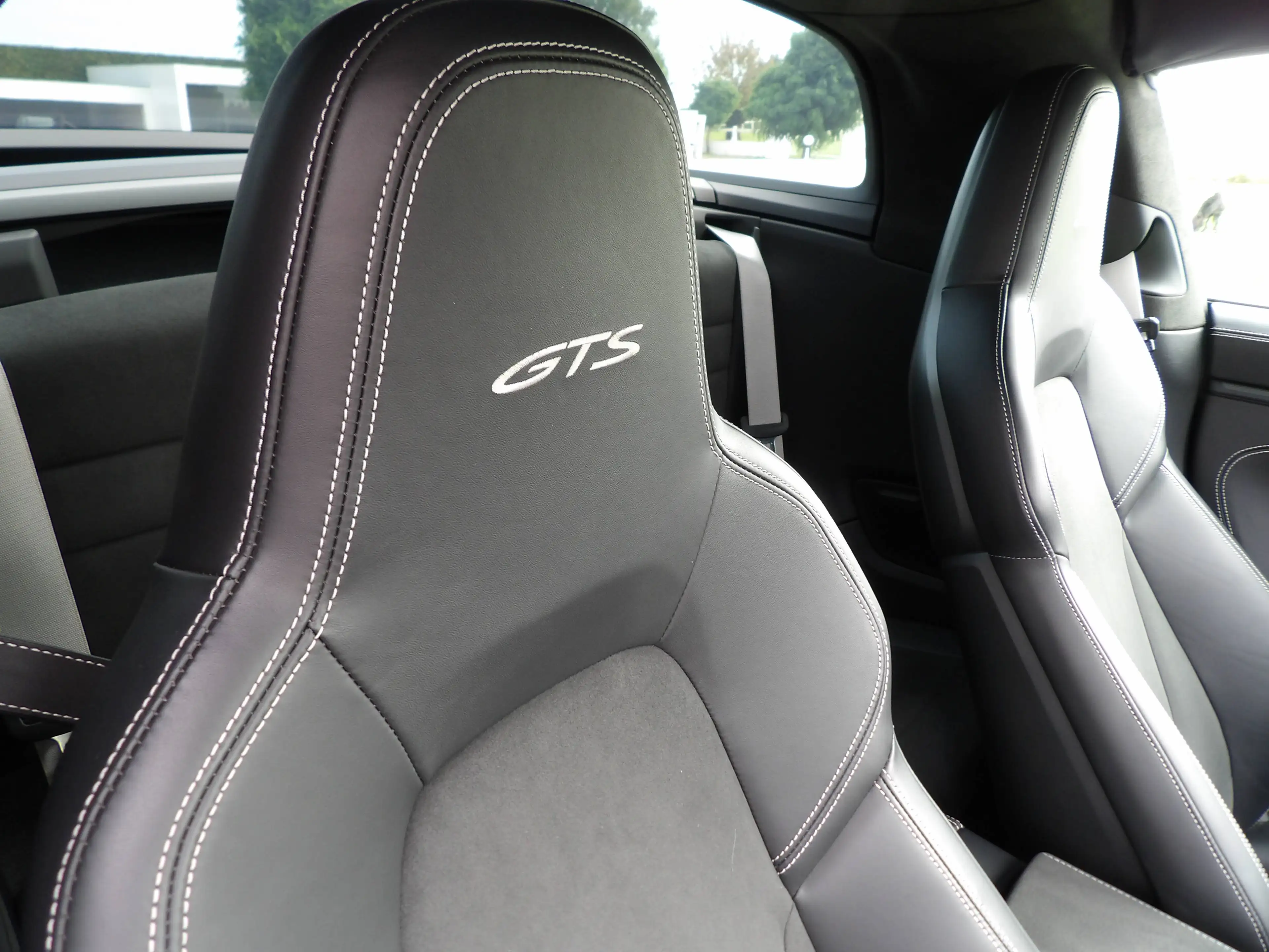 Porsche 992 911 Carrera 4 GTS Targa — photo 6