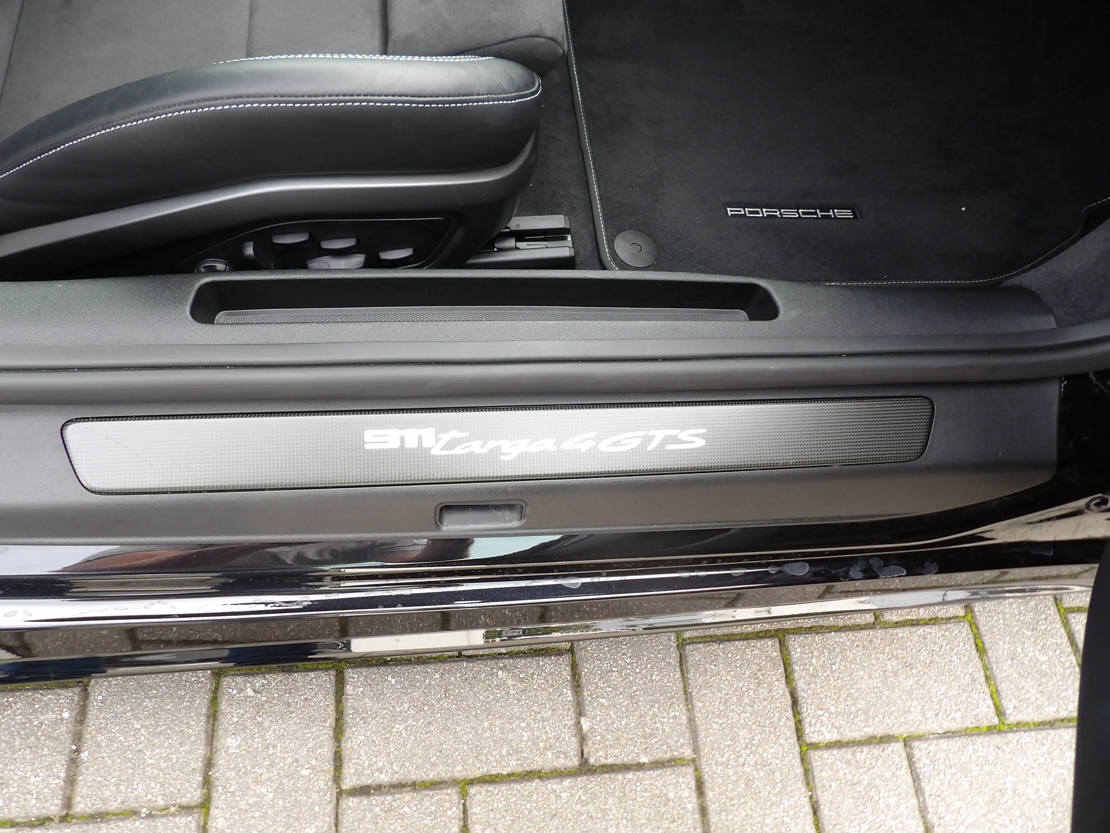 Porsche 992 911 Carrera 4 GTS Targa — photo 4