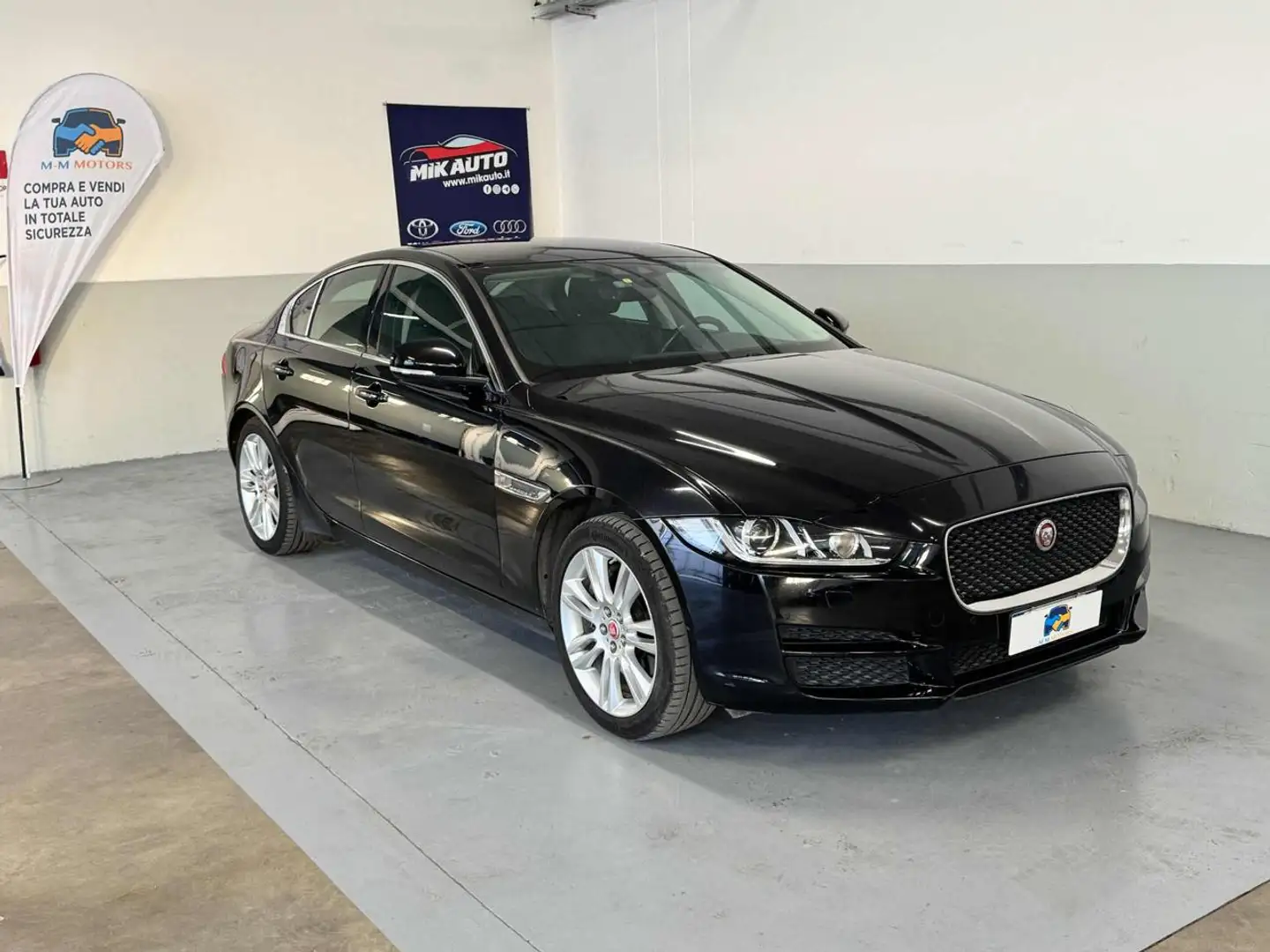 Jaguar XE 2.0 D 180 CV AWD aut. Prestige UNICOPRO4X4 Negro - 2