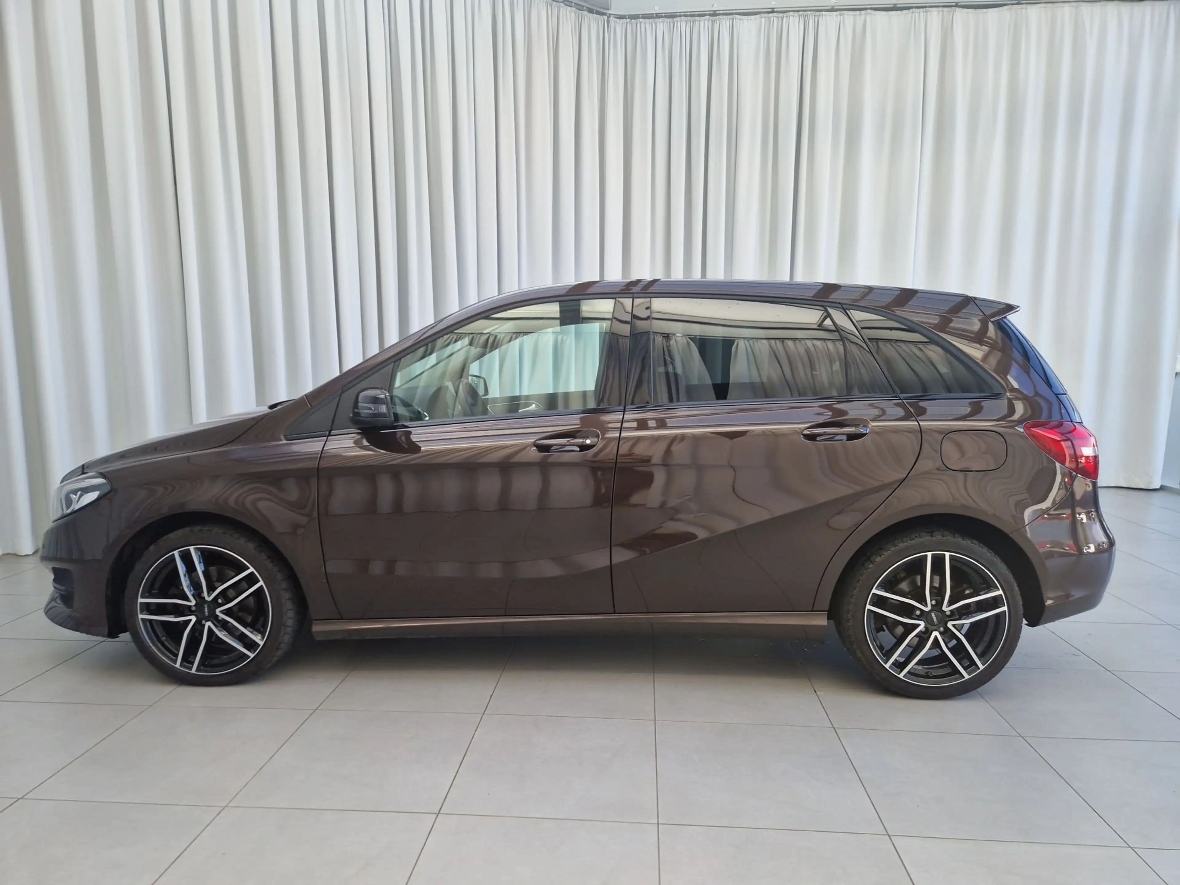 Mercedes-Benz B 200 d 4MATIC AUT Kam. KlimaA LED Nacht Navi — photo 7