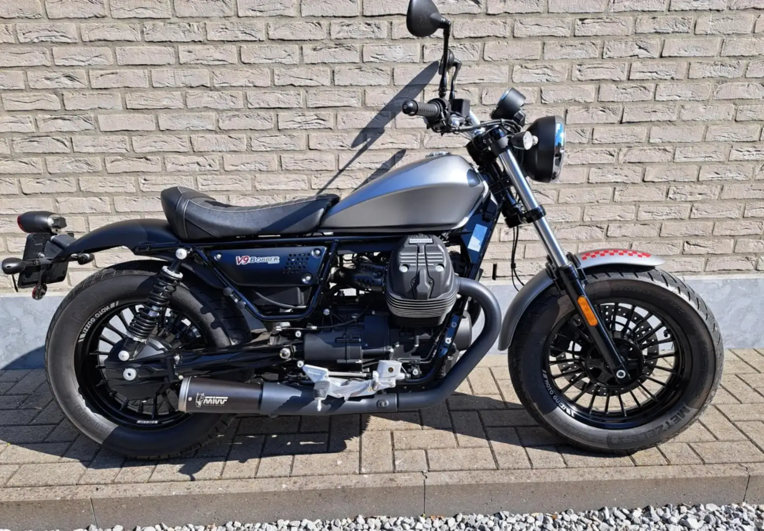 Moto Guzzi V 9 bobber Noir - 1