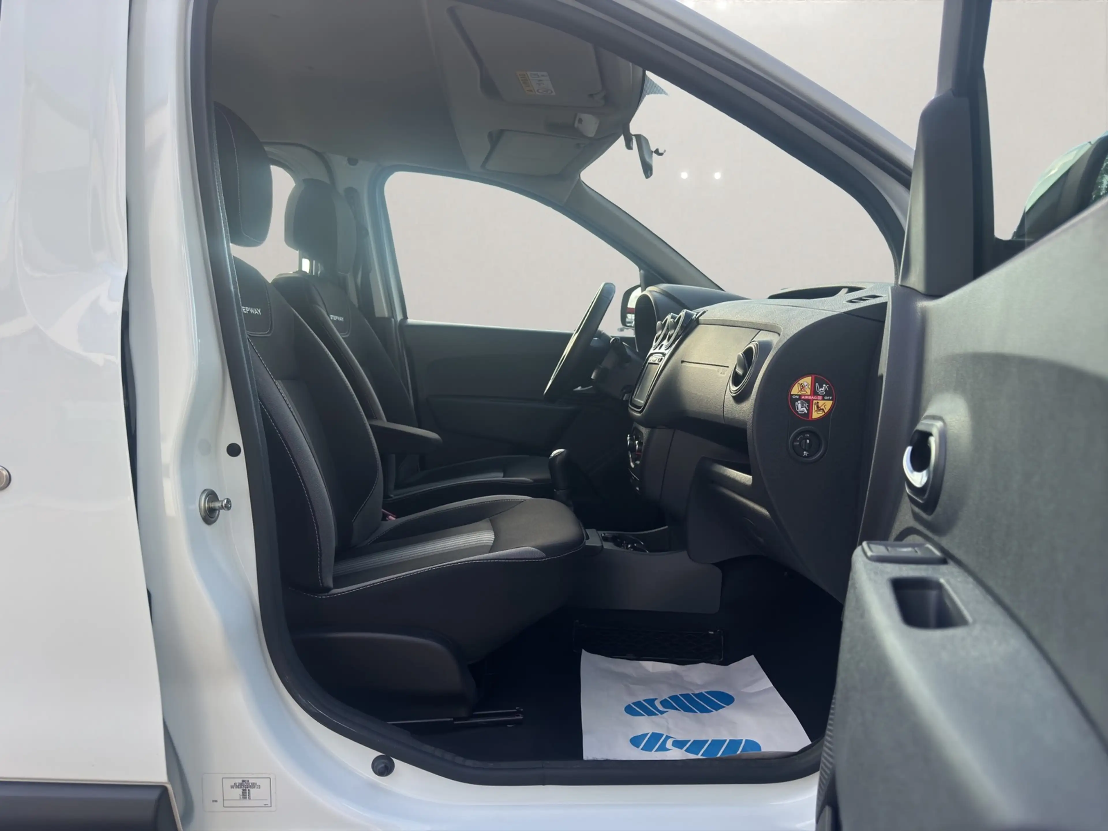 Dacia Dokker Stepway Celebration~AHK~SHZ~NAVIGATION~TEMPOM~R-KA — photo 15