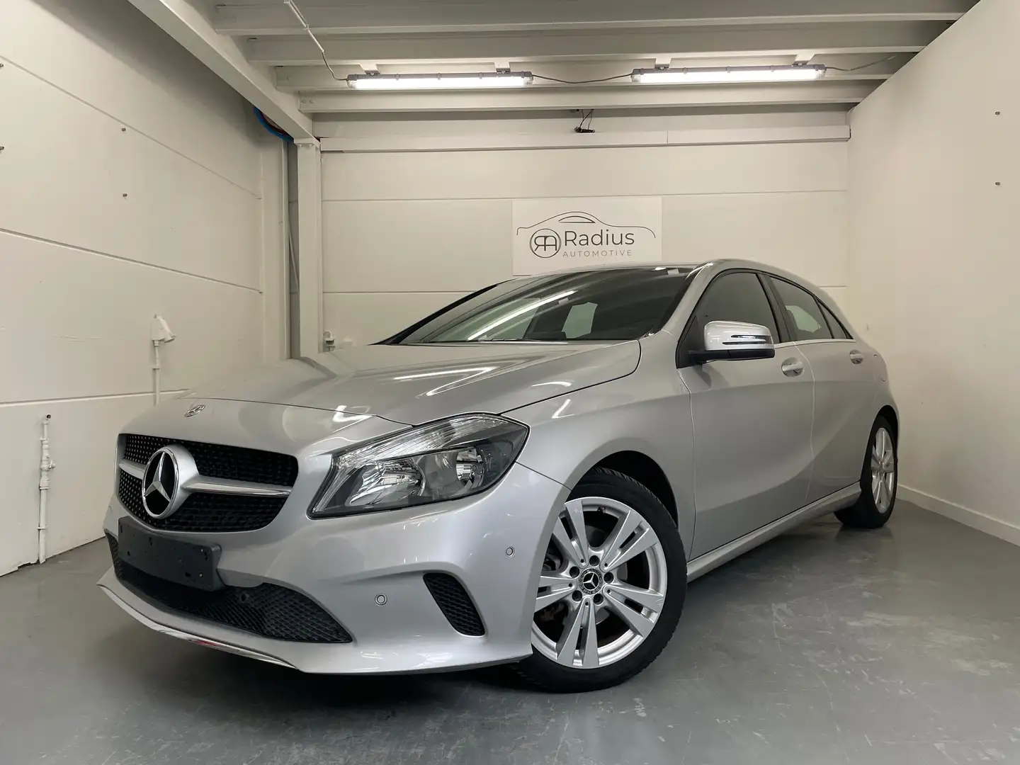 Mercedes-Benz A 180 A 180 7G-DCT Urban Zilver - 1