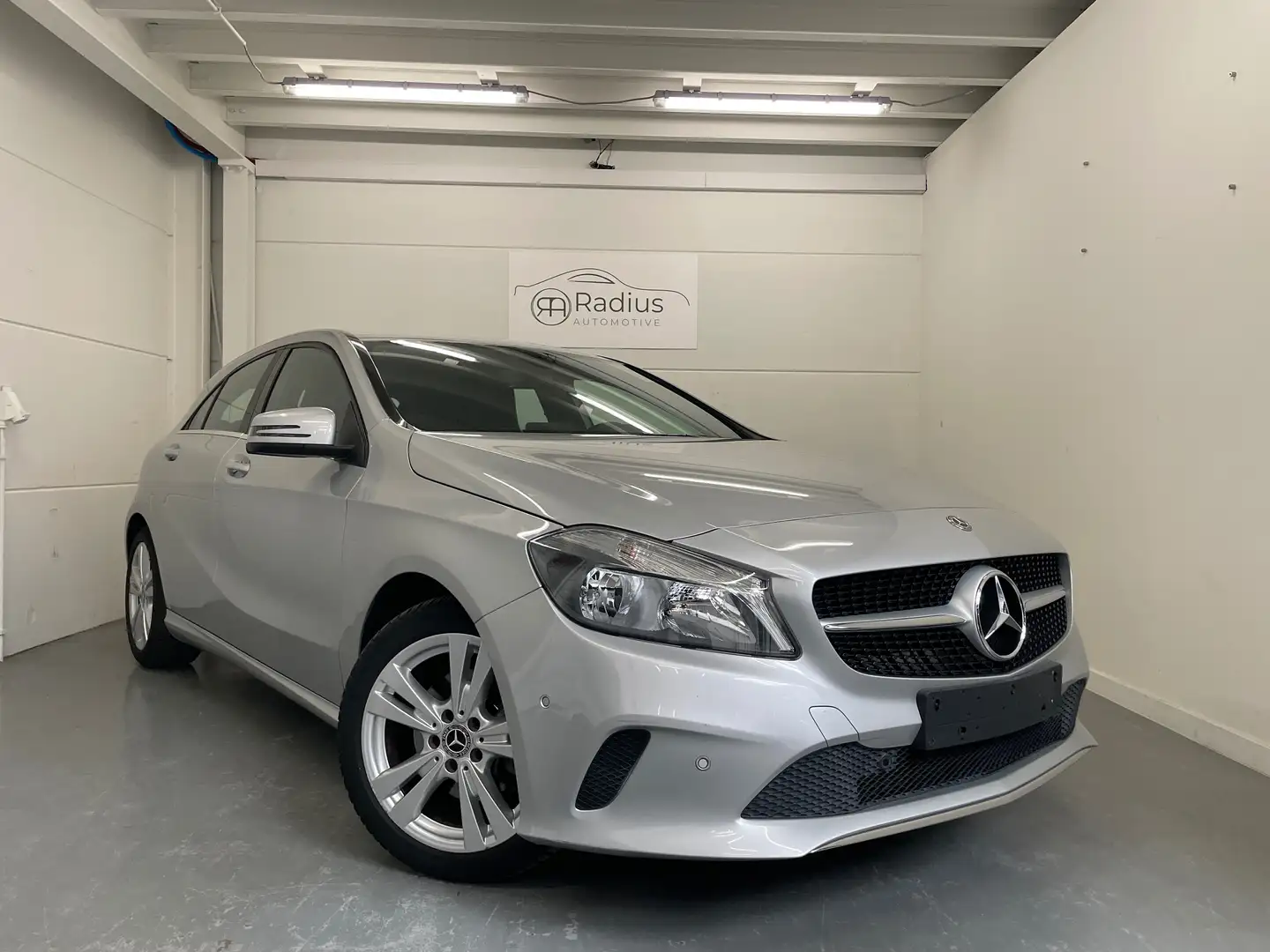 Mercedes-Benz A 180 A 180 7G-DCT Urban Zilver - 2
