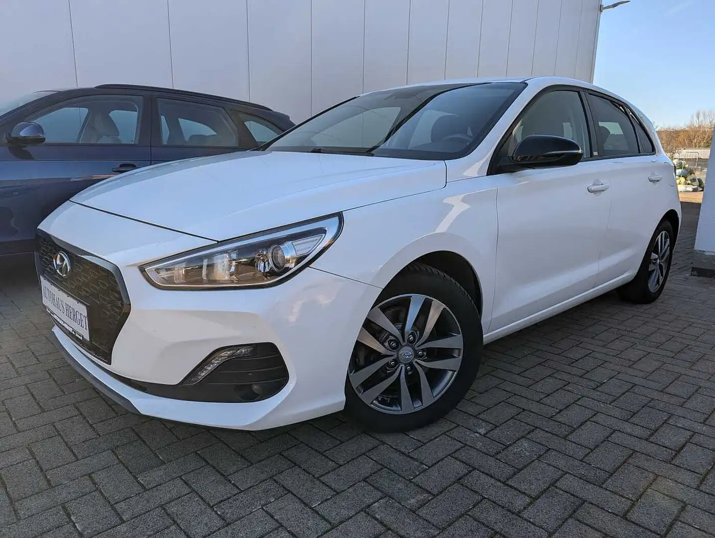 Hyundai i30 1.6 CRDI DCT YES! 2.Hand/Scheckheft/LHZ/SHZ/Navi/T Weiß - 1