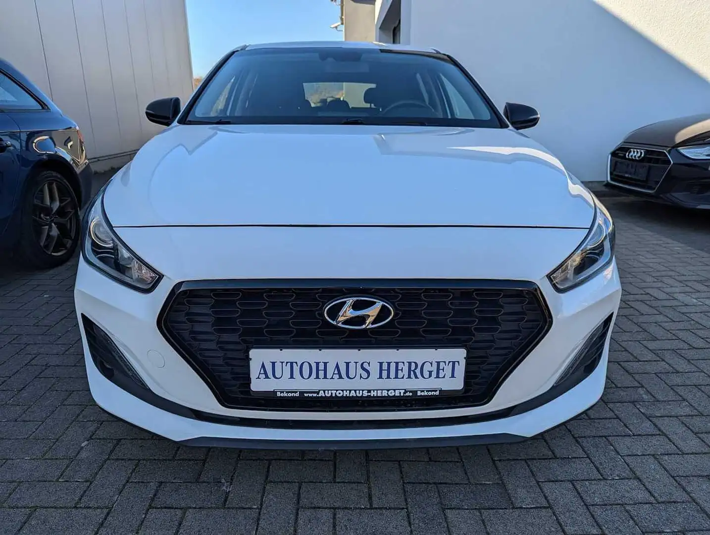 Hyundai i30 1.6 CRDI DCT YES! 2.Hand/Scheckheft/LHZ/SHZ/Navi/T Weiß - 2