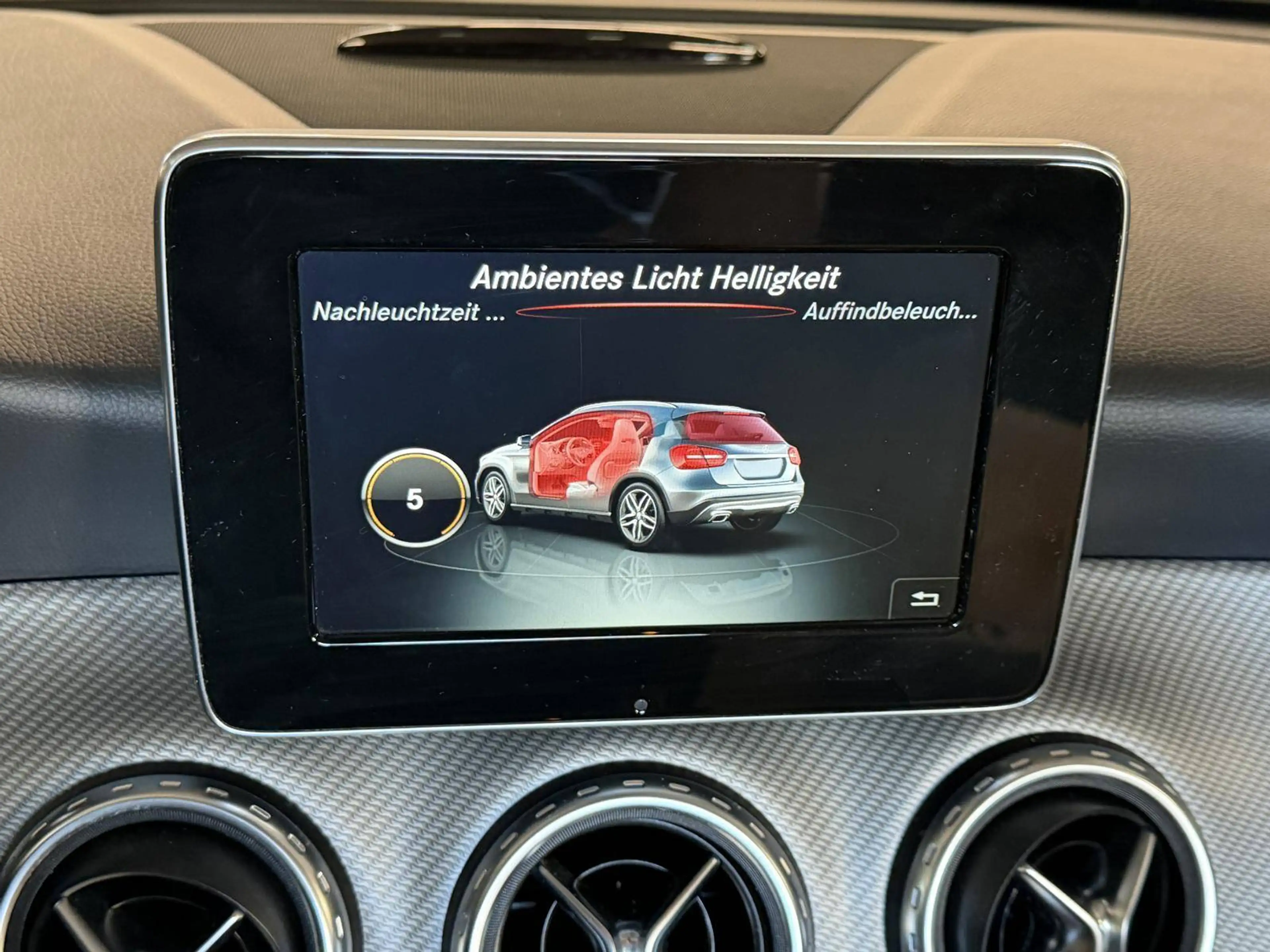 Mercedes-Benz GLA 180 GLA 180 CDI Automatik Sitzheizung PDC vorne & hinten Navigation AHK — photo 23