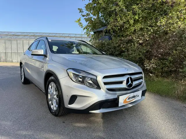 Mercedes-Benz GLA 180 GLA 180 CDI Automatik Sitzheizung PDC vorne & hinten Navigation AHK
