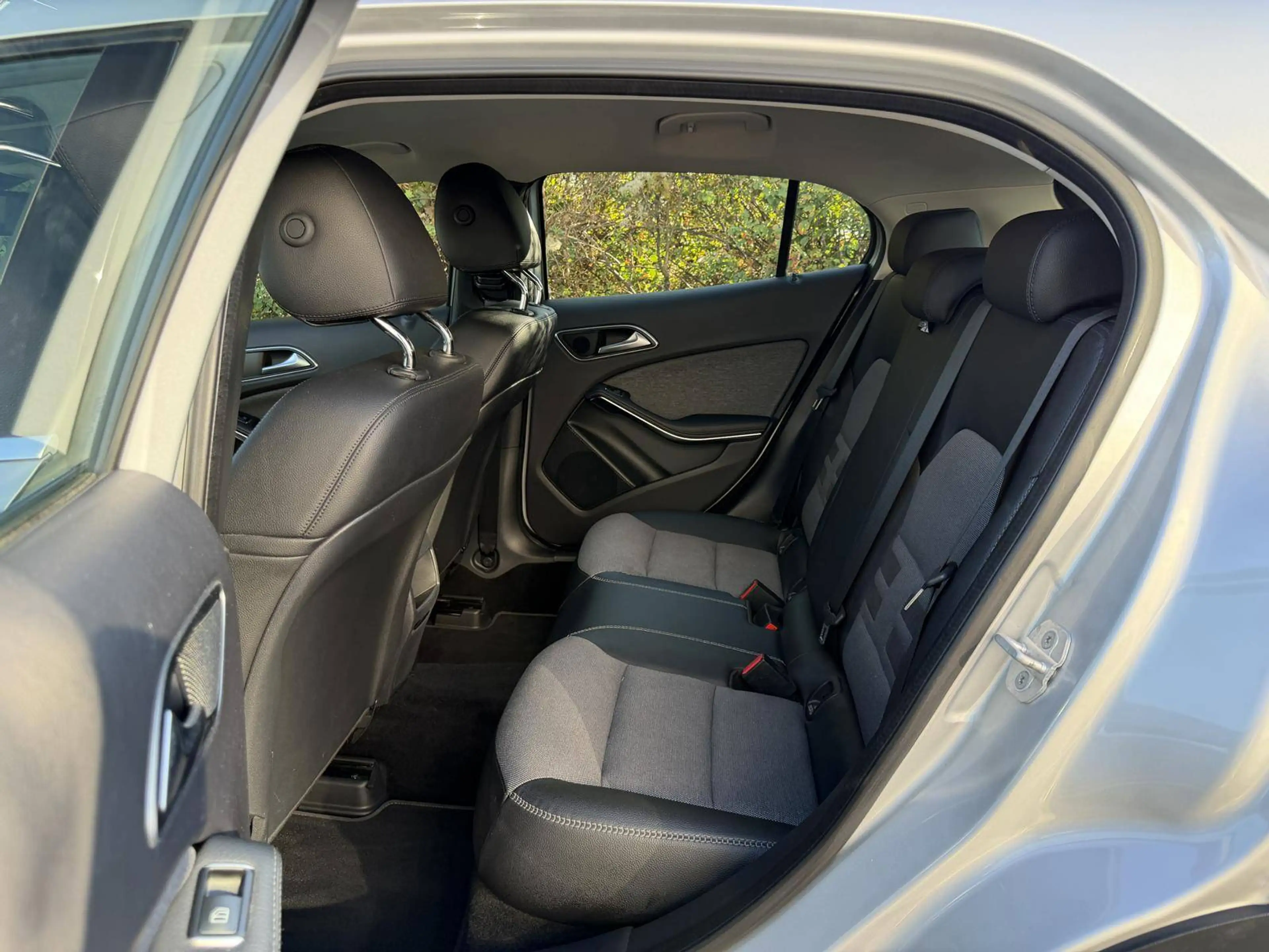 Mercedes-Benz GLA 180 GLA 180 CDI Automatik Sitzheizung PDC vorne & hinten Navigation AHK — photo 9