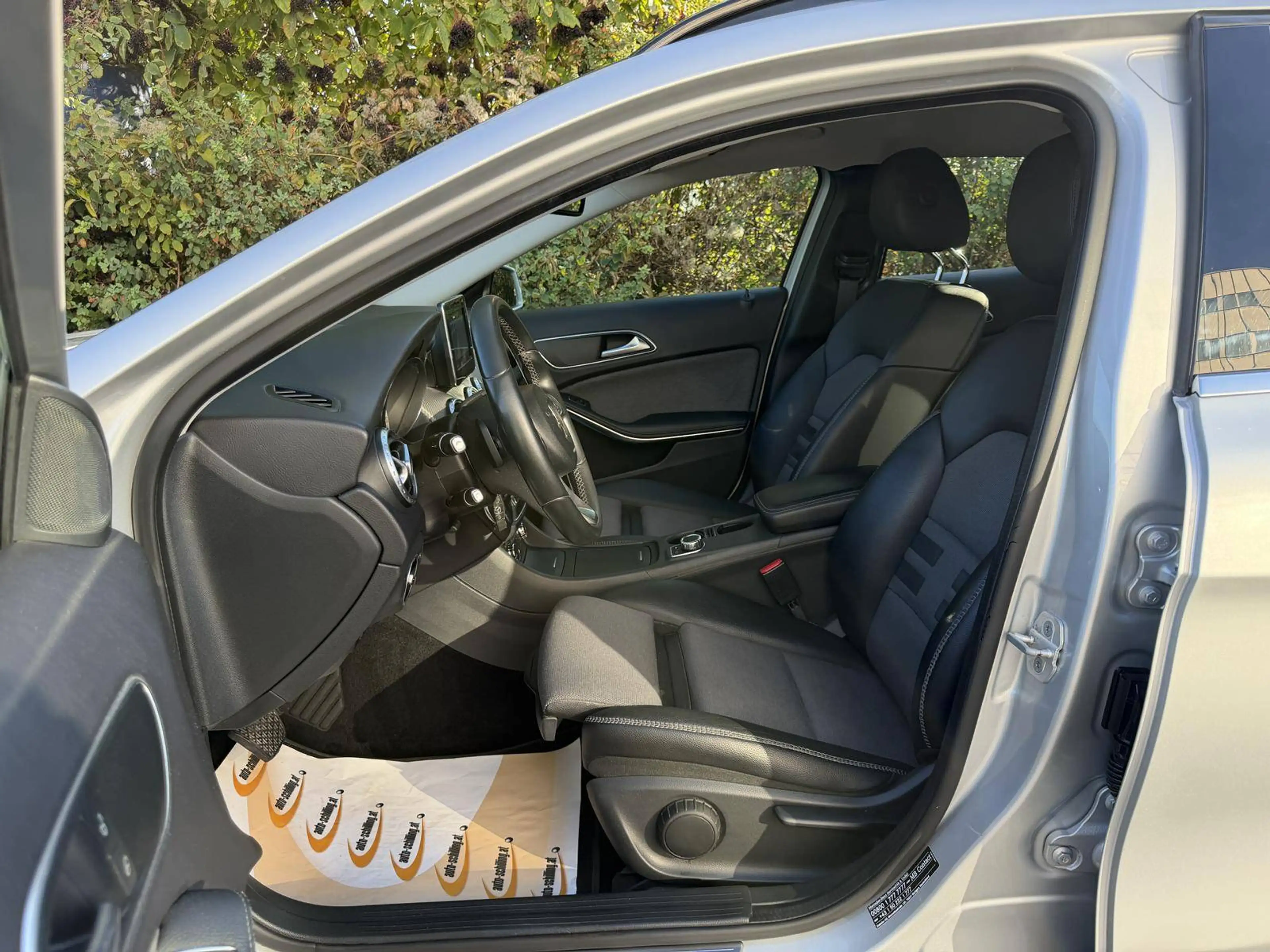 Mercedes-Benz GLA 180 GLA 180 CDI Automatik Sitzheizung PDC vorne & hinten Navigation AHK — photo 8