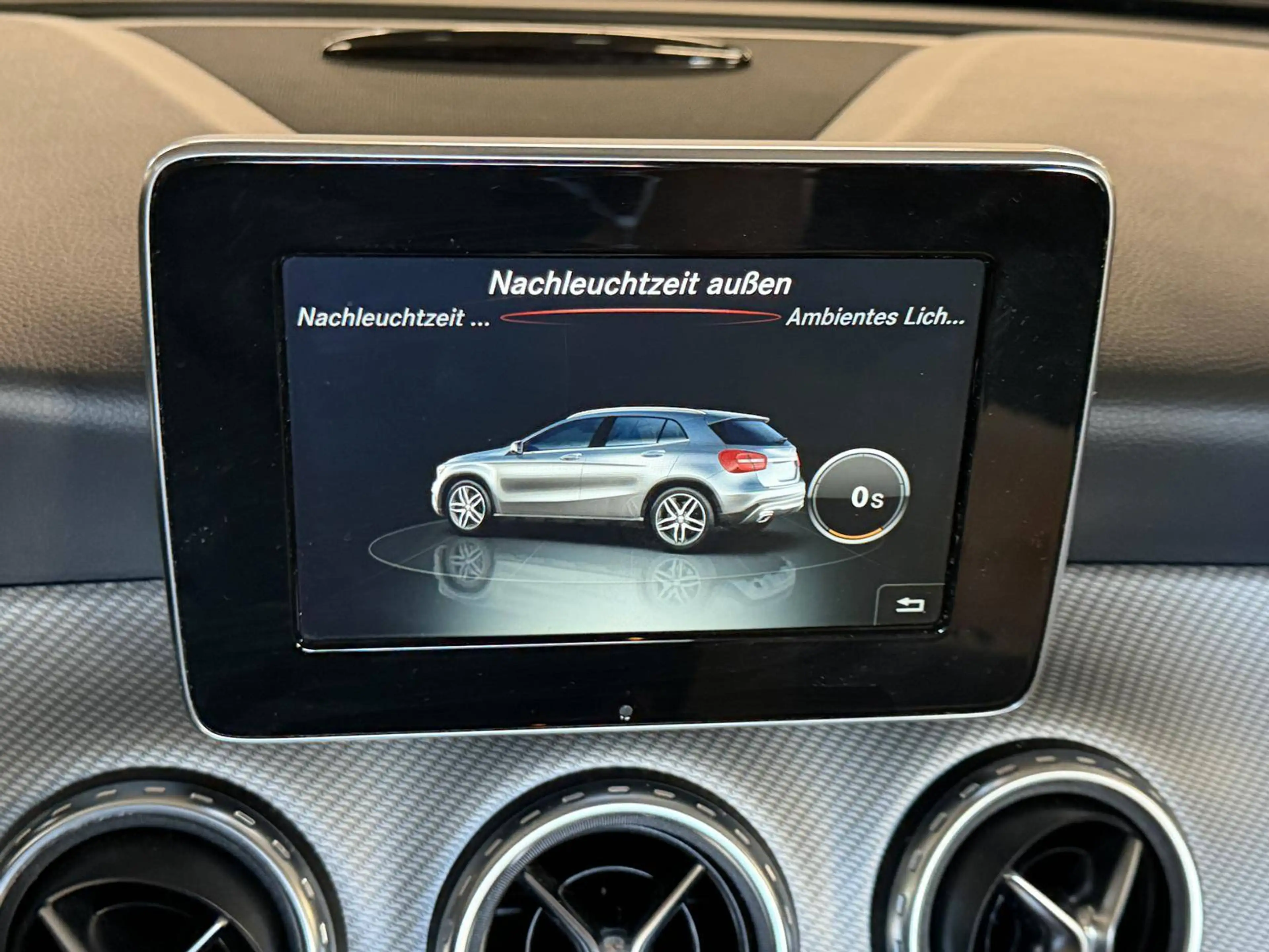 Mercedes-Benz GLA 180 GLA 180 CDI Automatik Sitzheizung PDC vorne & hinten Navigation AHK — photo 24