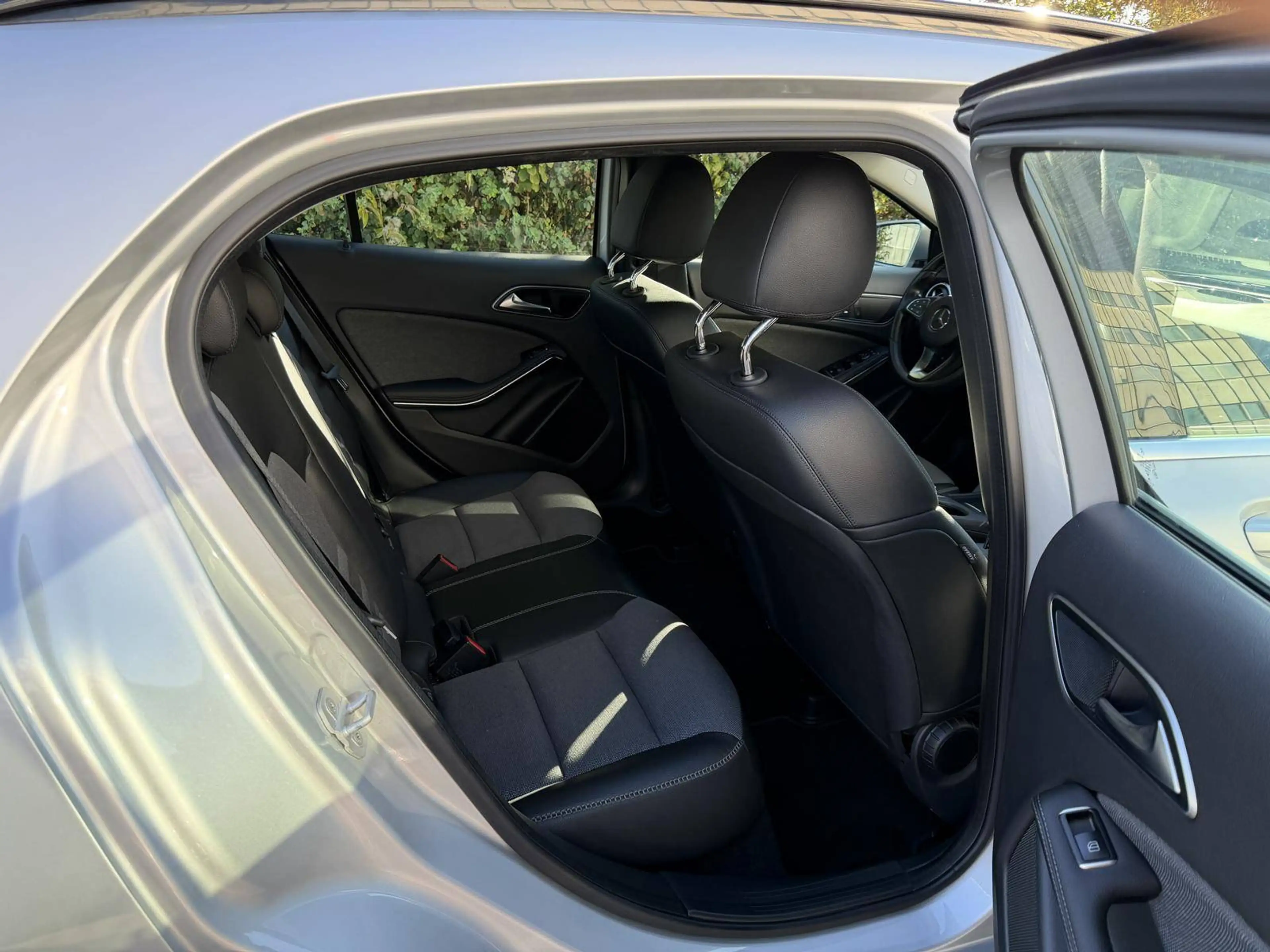 Mercedes-Benz GLA 180 GLA 180 CDI Automatik Sitzheizung PDC vorne & hinten Navigation AHK — photo 28