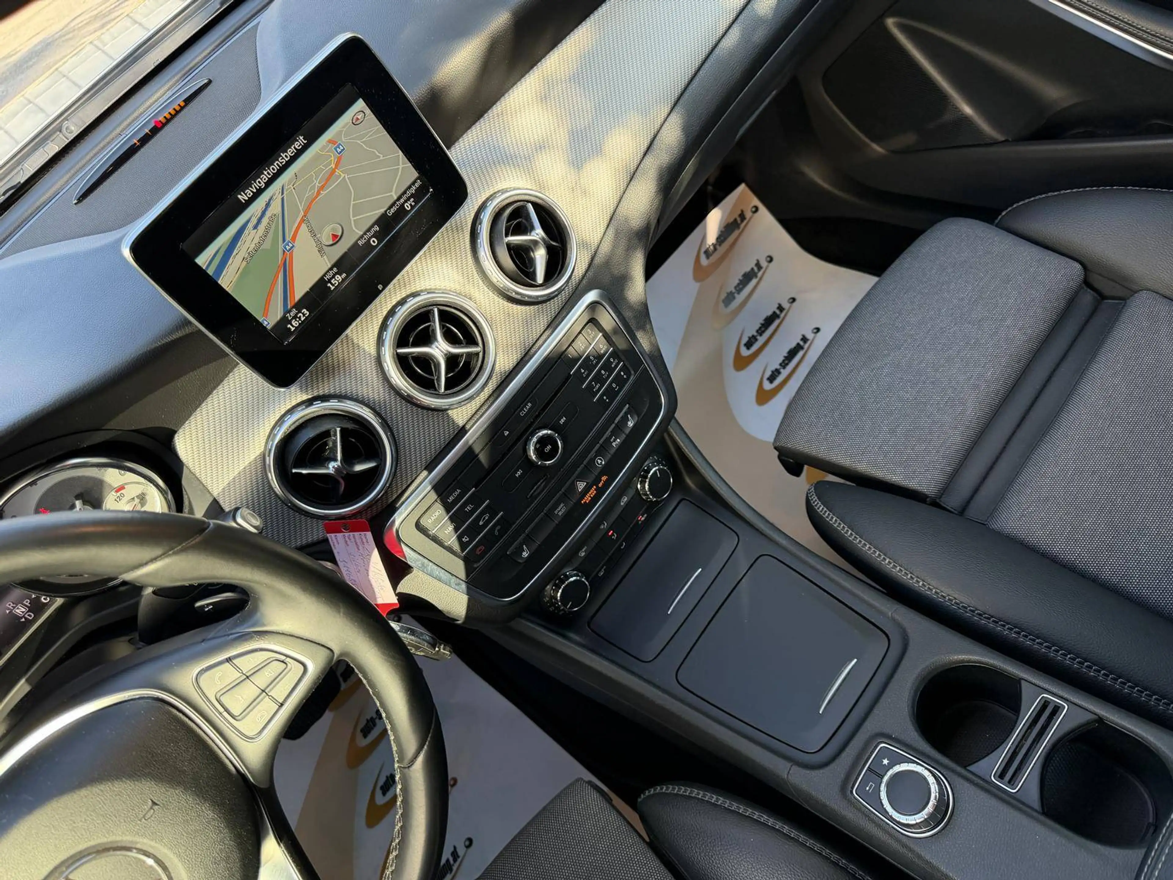 Mercedes-Benz GLA 180 GLA 180 CDI Automatik Sitzheizung PDC vorne & hinten Navigation AHK — photo 16