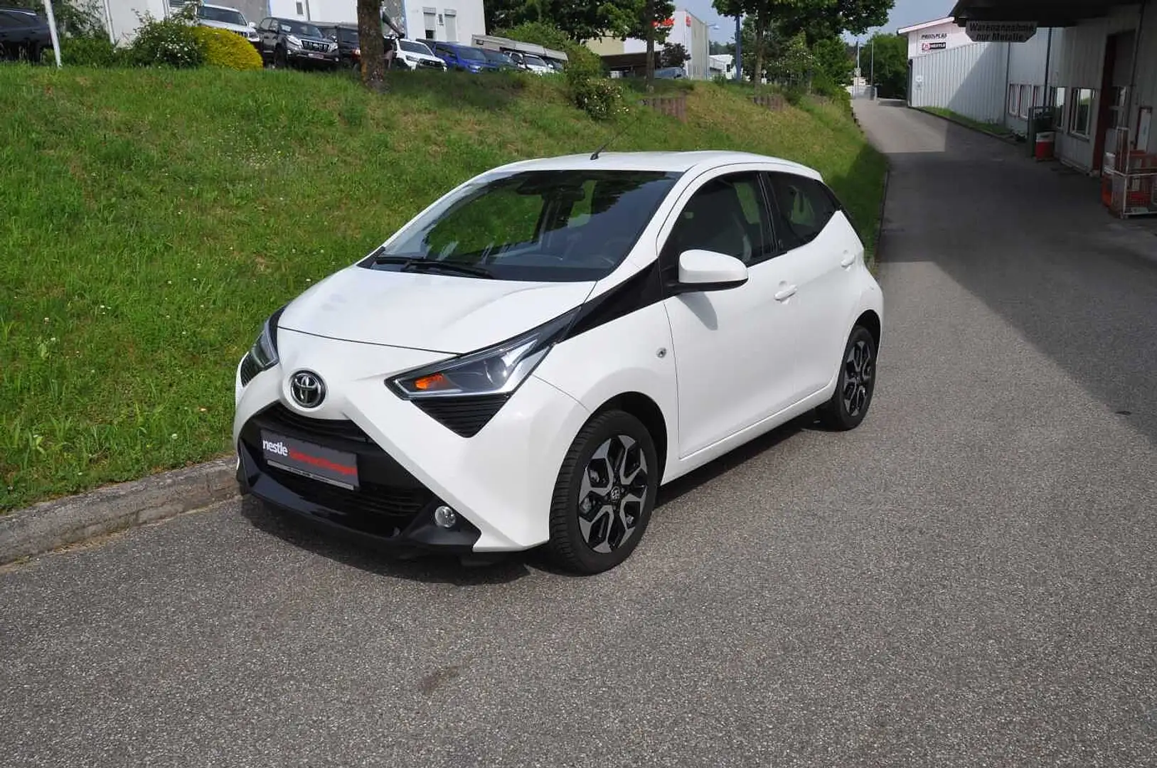 Toyota Aygo 5-Türer x-shift x-play Team Deutschland Weiß - 1