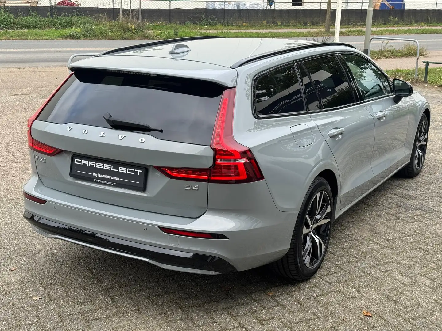 Volvo V60 2.0 B4 Plus Dark, HARMAN/KARDON, LEDER, Elektrisch Gris - 2