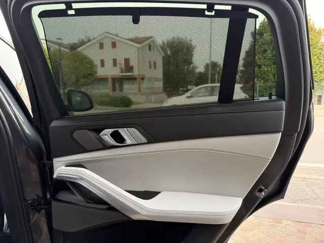 BMW X6 view 9