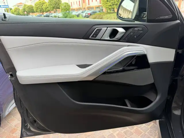 BMW X6 view 8