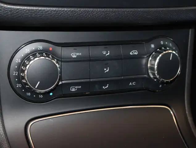 Mercedes-Benz 220 view 15