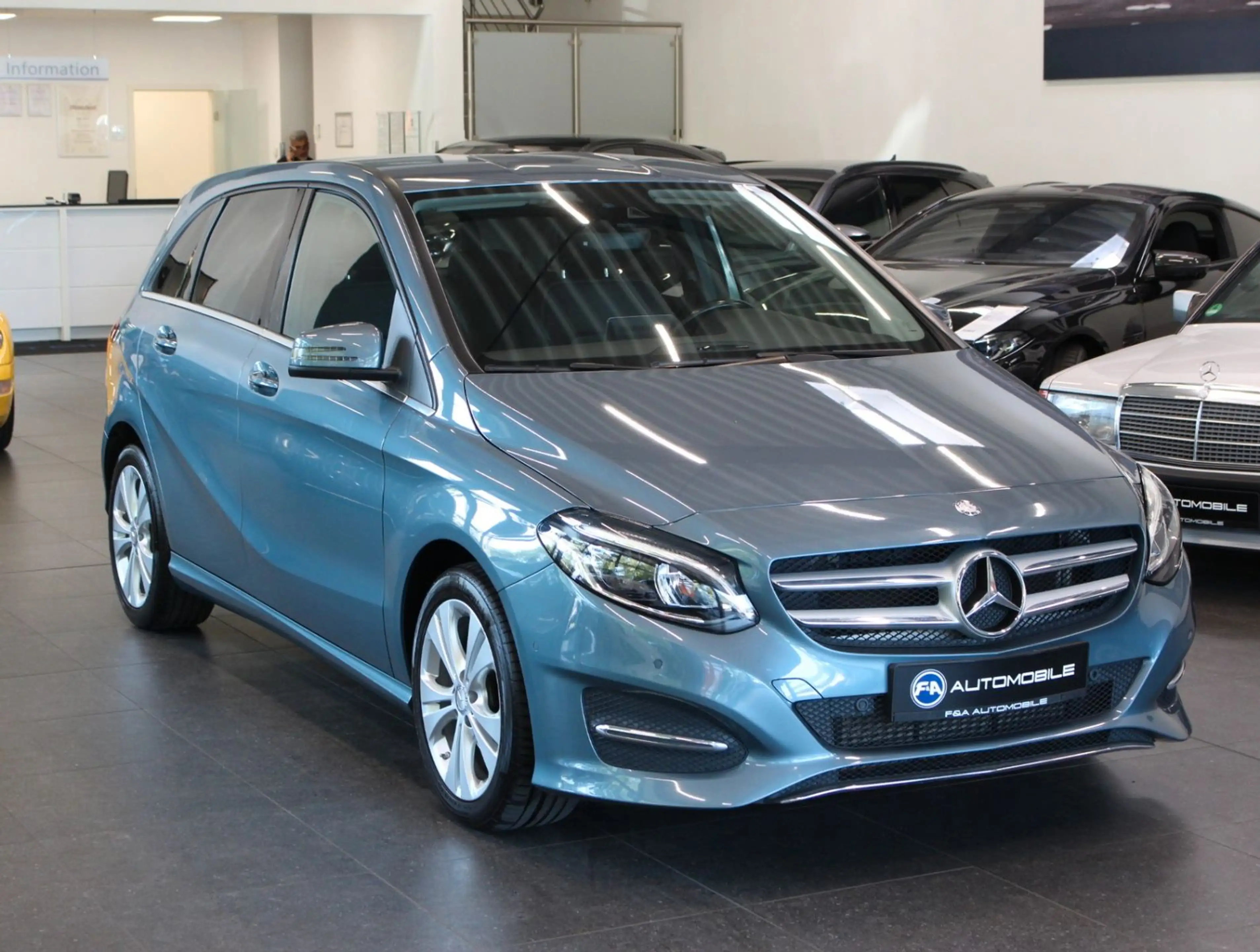 Mercedes-Benz B 220 CDI Urban COMAND|LED|AHK+Totwinkel+PDC — photo 2