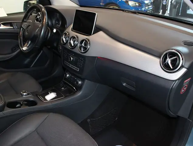 Mercedes-Benz 220 view 9