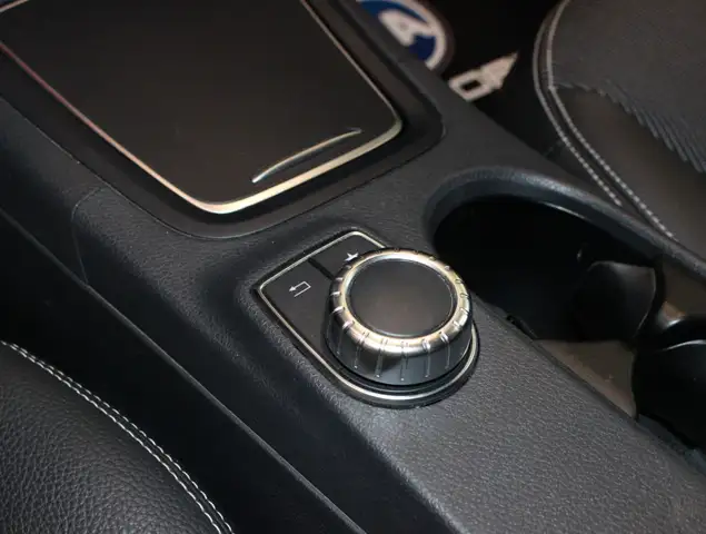 Mercedes-Benz 220 view 14