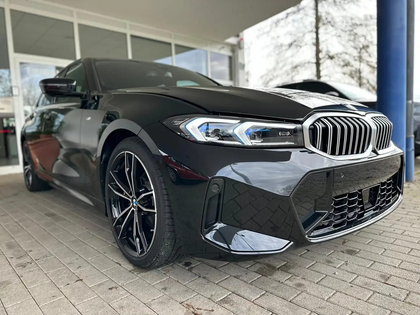 BMW 320 i Lim. M Sport / Pano / 1,99 % Finanzierung Schwarz - 1