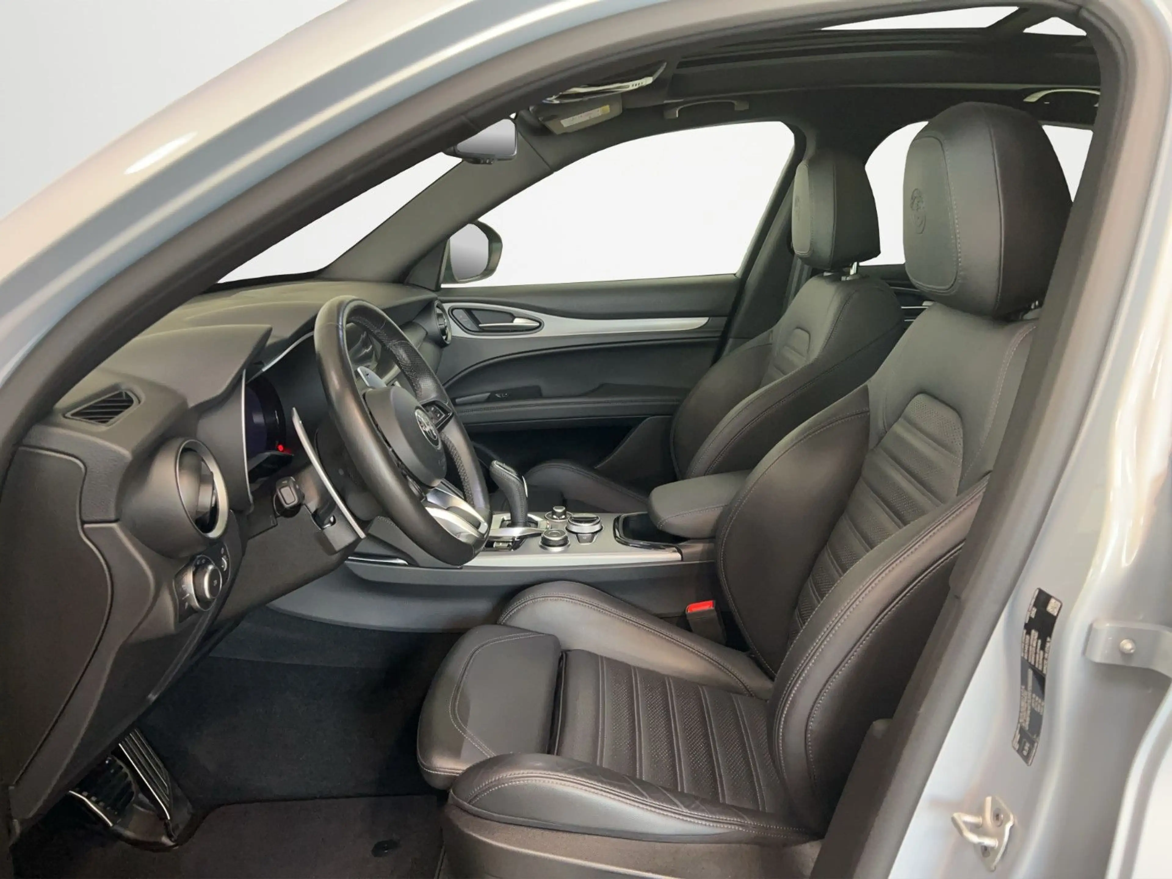 Alfa Romeo Stelvio Veloce Q4 2.2 D Pano+SHZ+Kamera+LED+ACC — photo 9