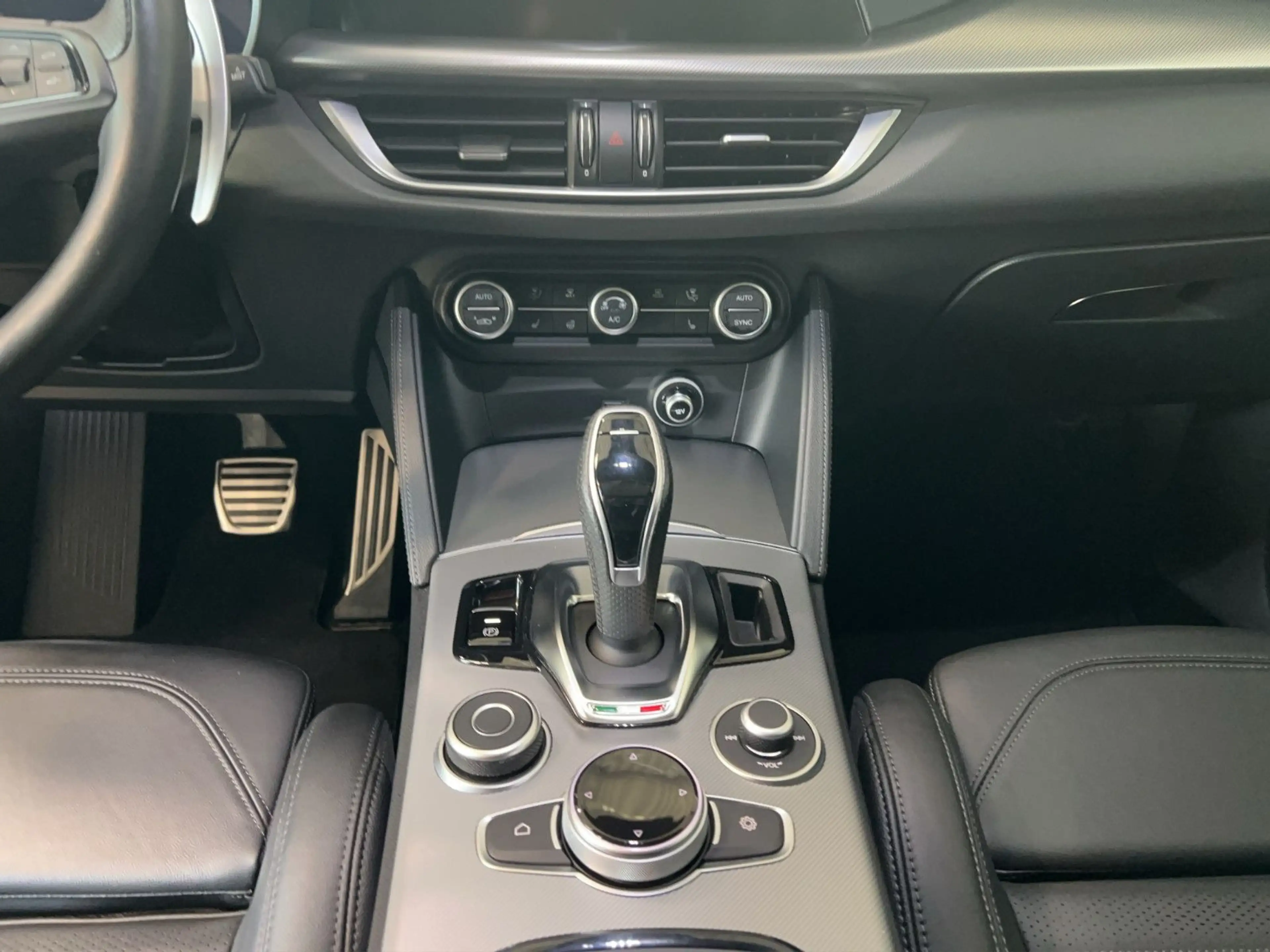 Alfa Romeo Stelvio Veloce Q4 2.2 D Pano+SHZ+Kamera+LED+ACC — photo 13
