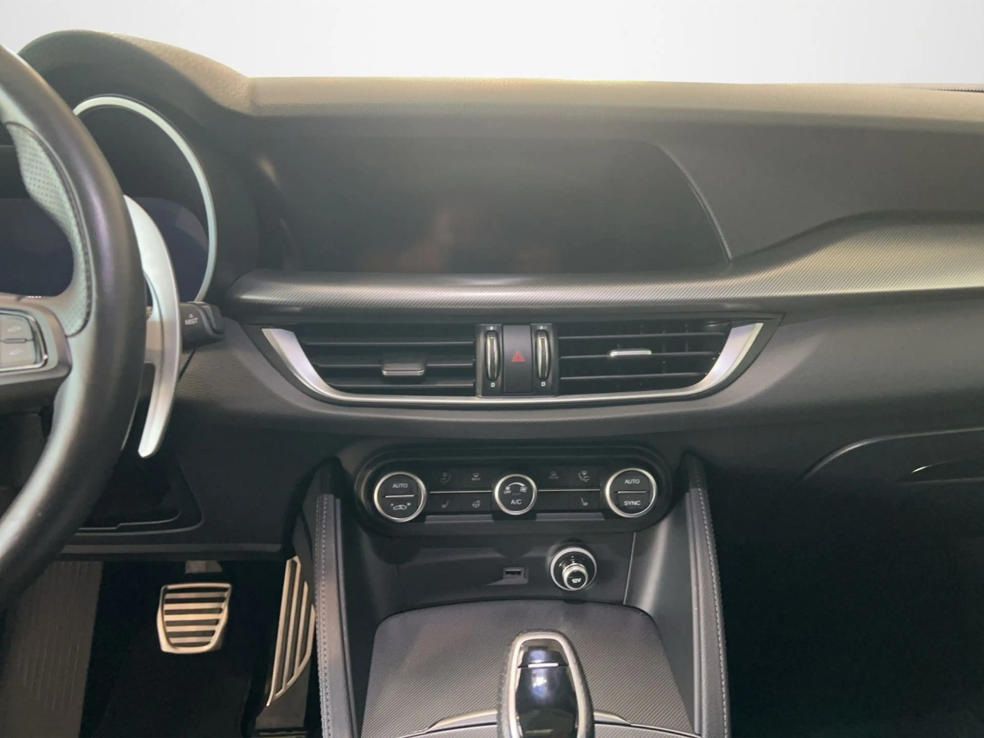 Alfa Romeo Stelvio Veloce Q4 2.2 D Pano+SHZ+Kamera+LED+ACC — photo 14