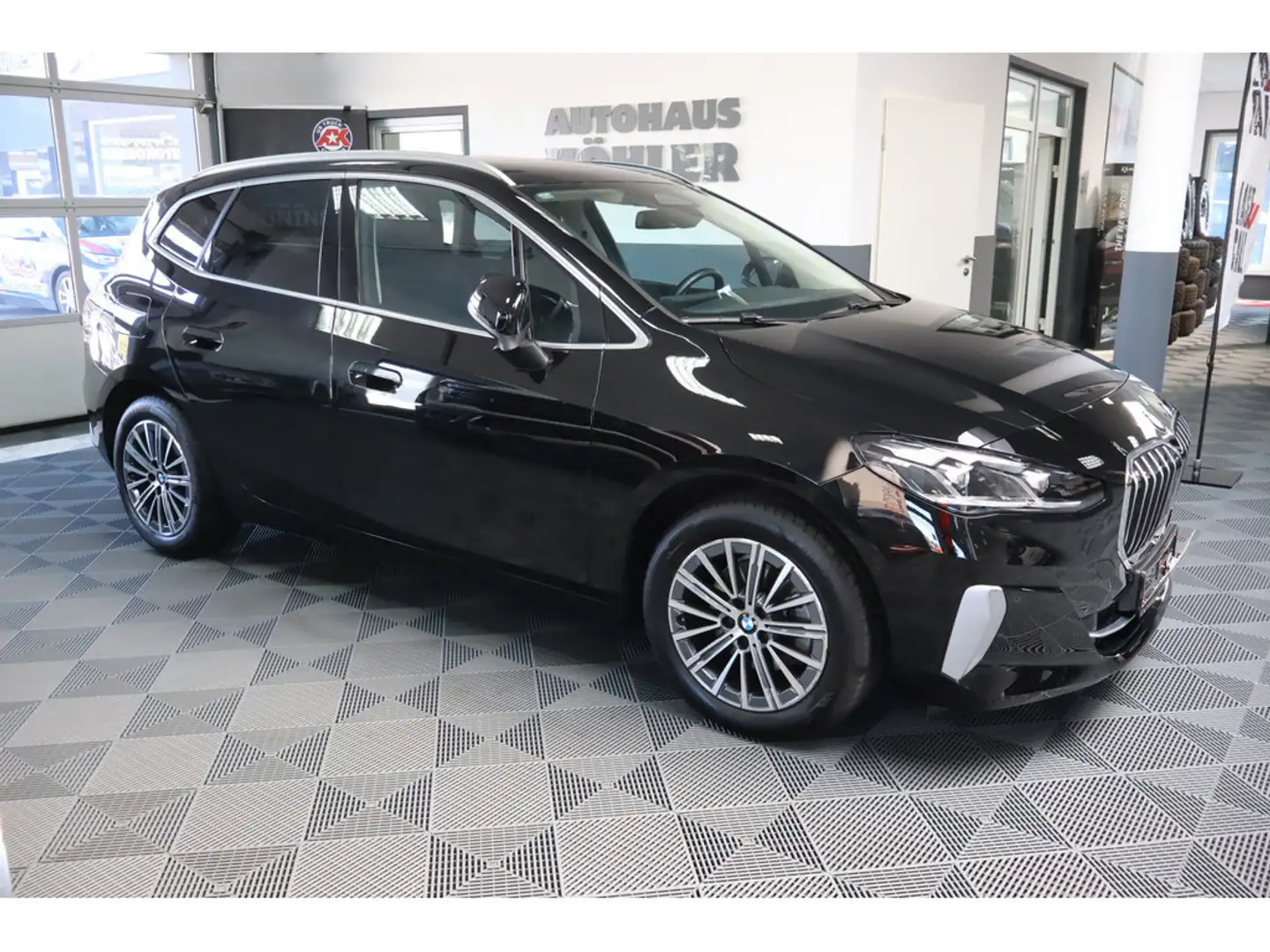 BMW 218 i Active Tourer Luxury Line Premium Live Cockpit HiFi NAVI LED Black - 2