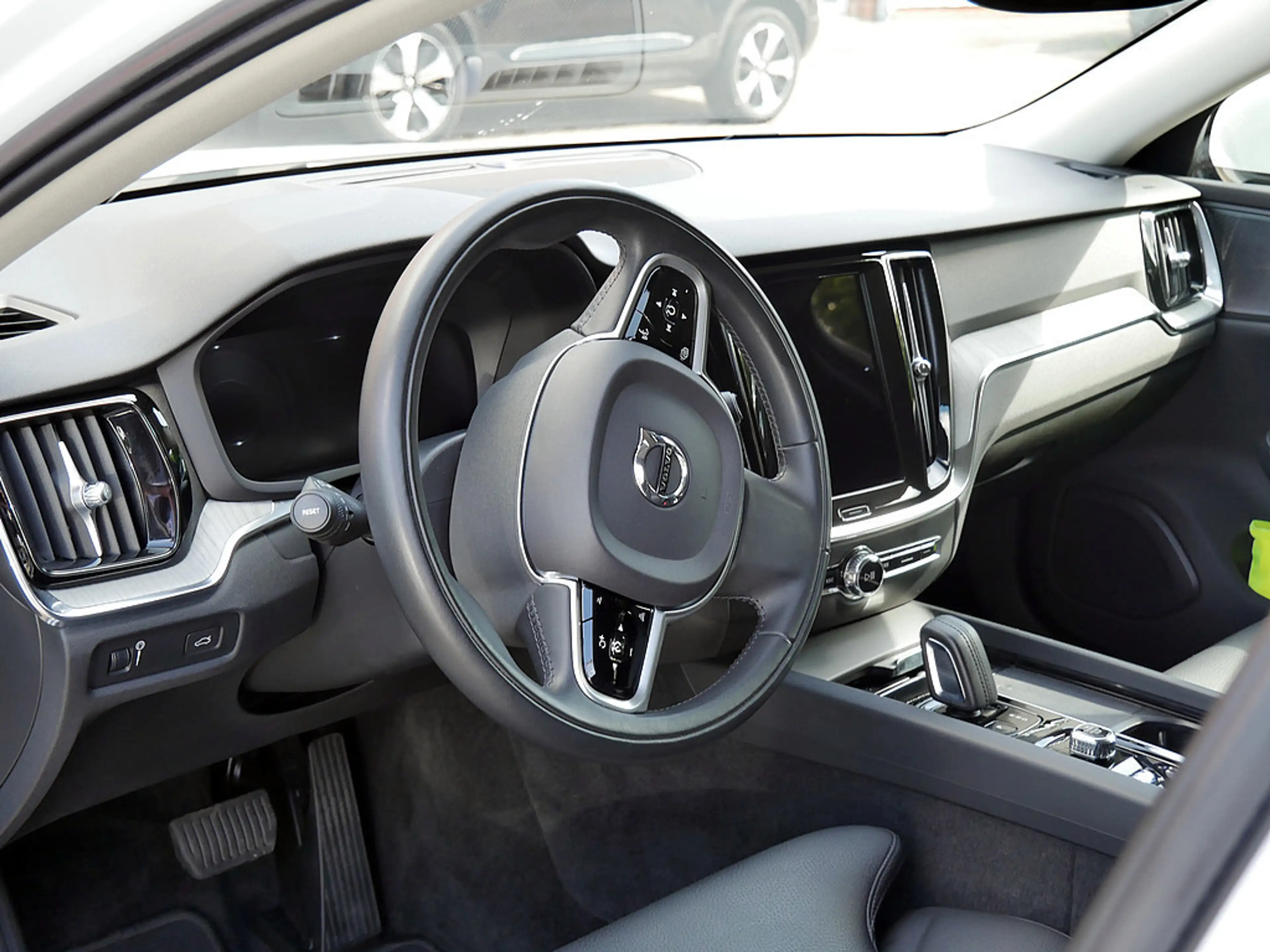 Volvo V60 Cross Country B5 AWD Pro — photo 14
