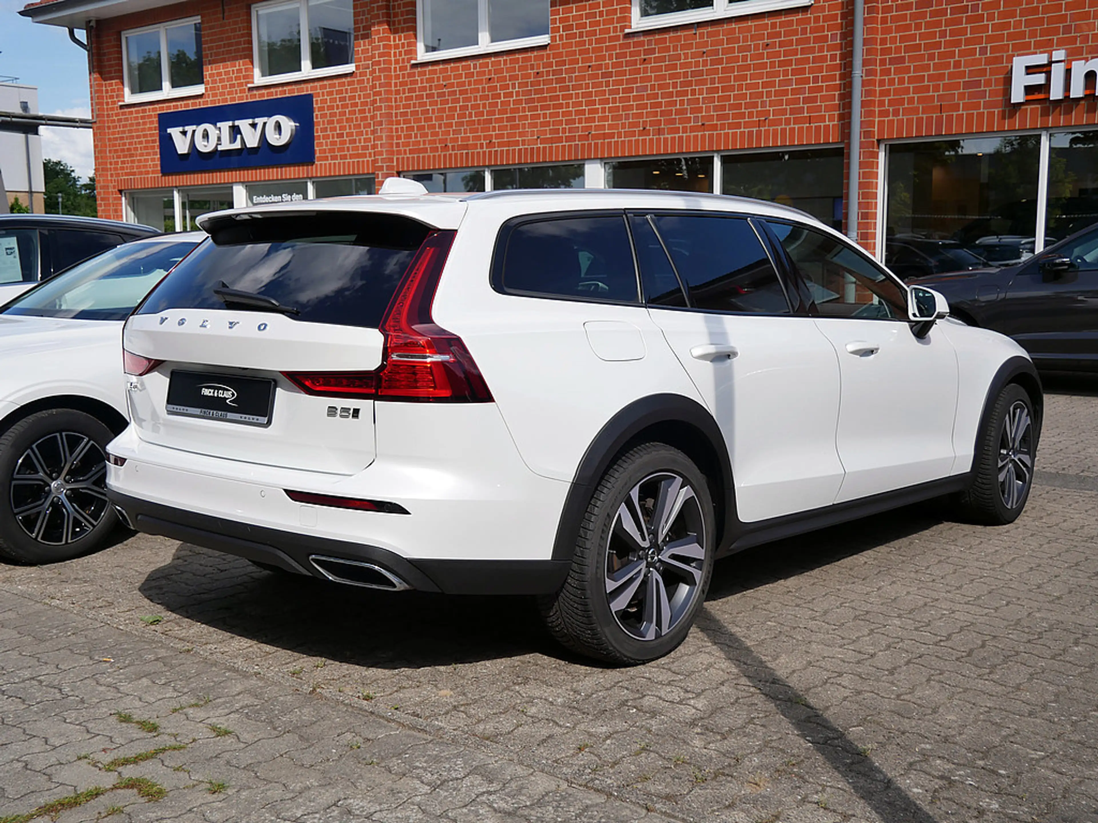 Volvo V60 Cross Country B5 AWD Pro — photo 4
