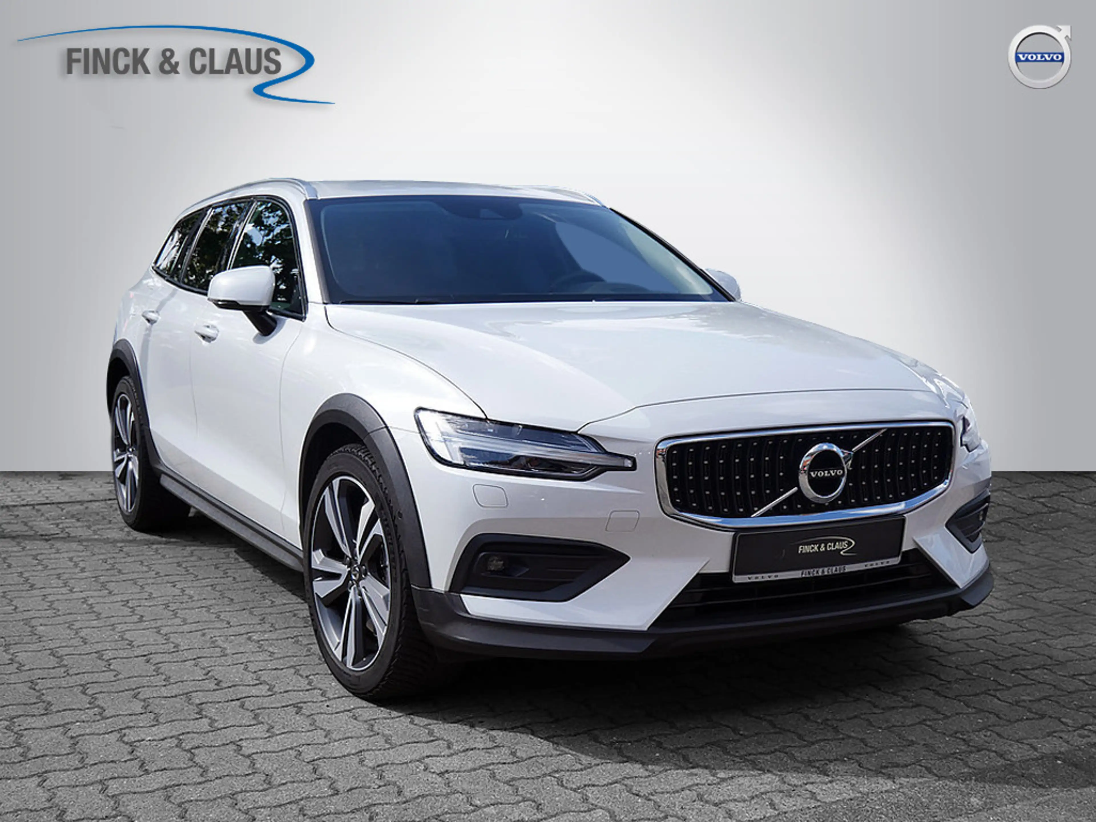 Volvo V60 Cross Country B5 AWD Pro — photo 3