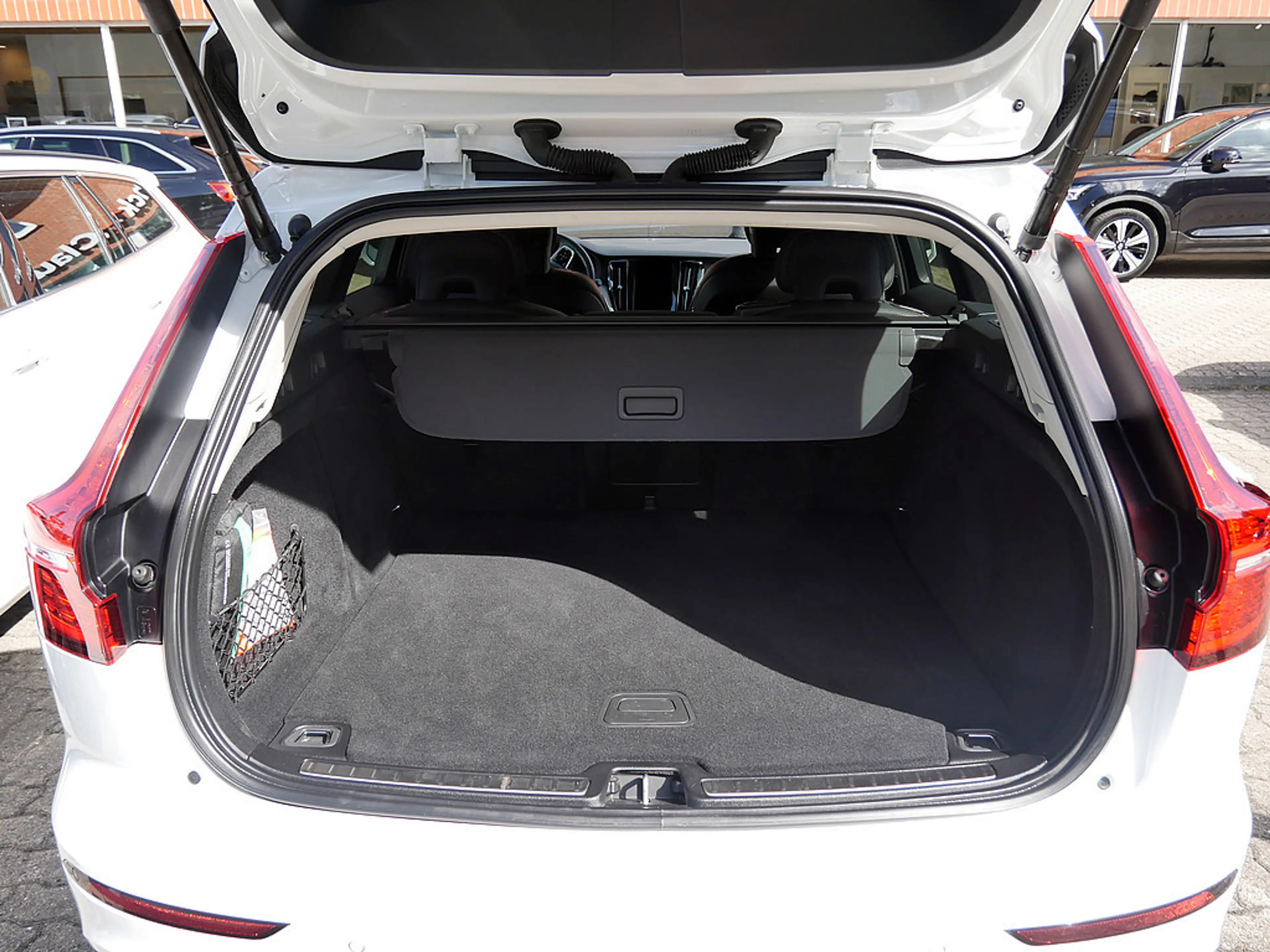 Volvo V60 Cross Country B5 AWD Pro — photo 12