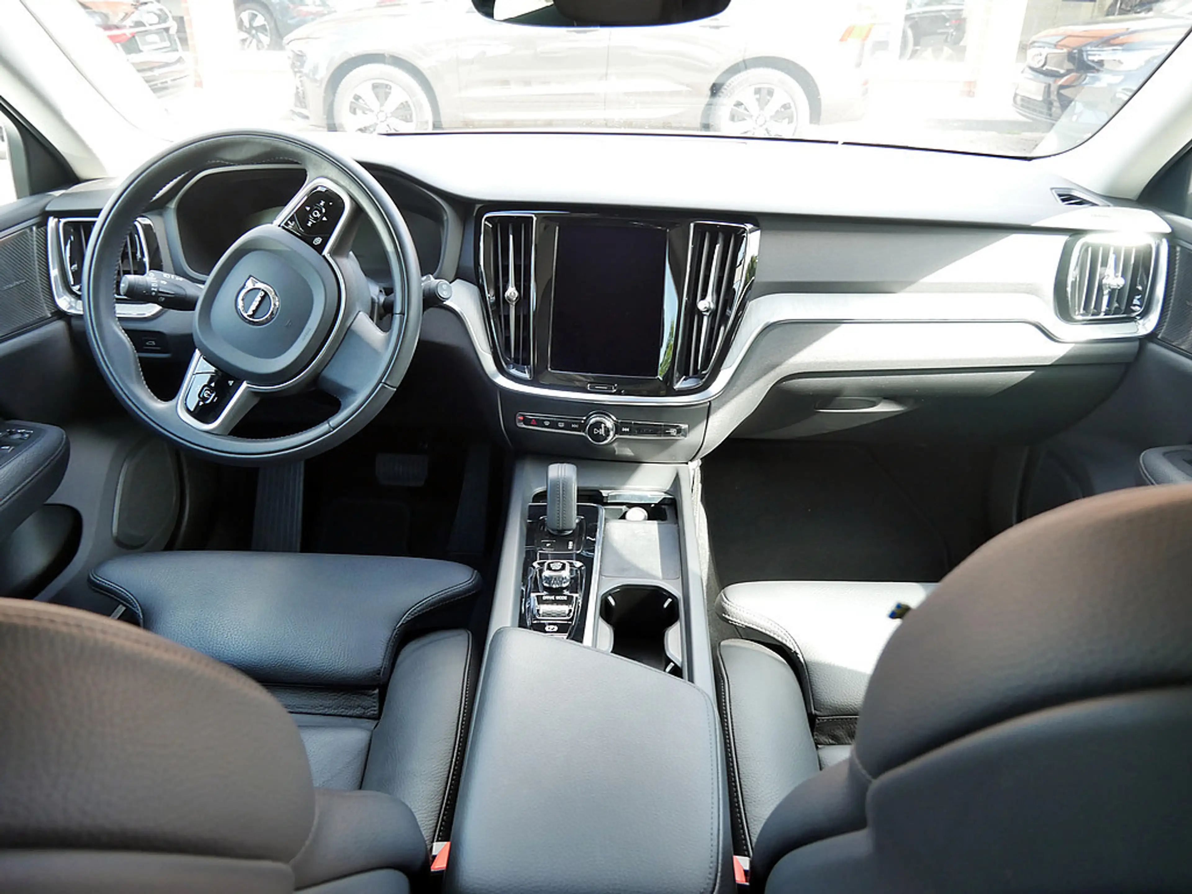 Volvo V60 Cross Country B5 AWD Pro — photo 9