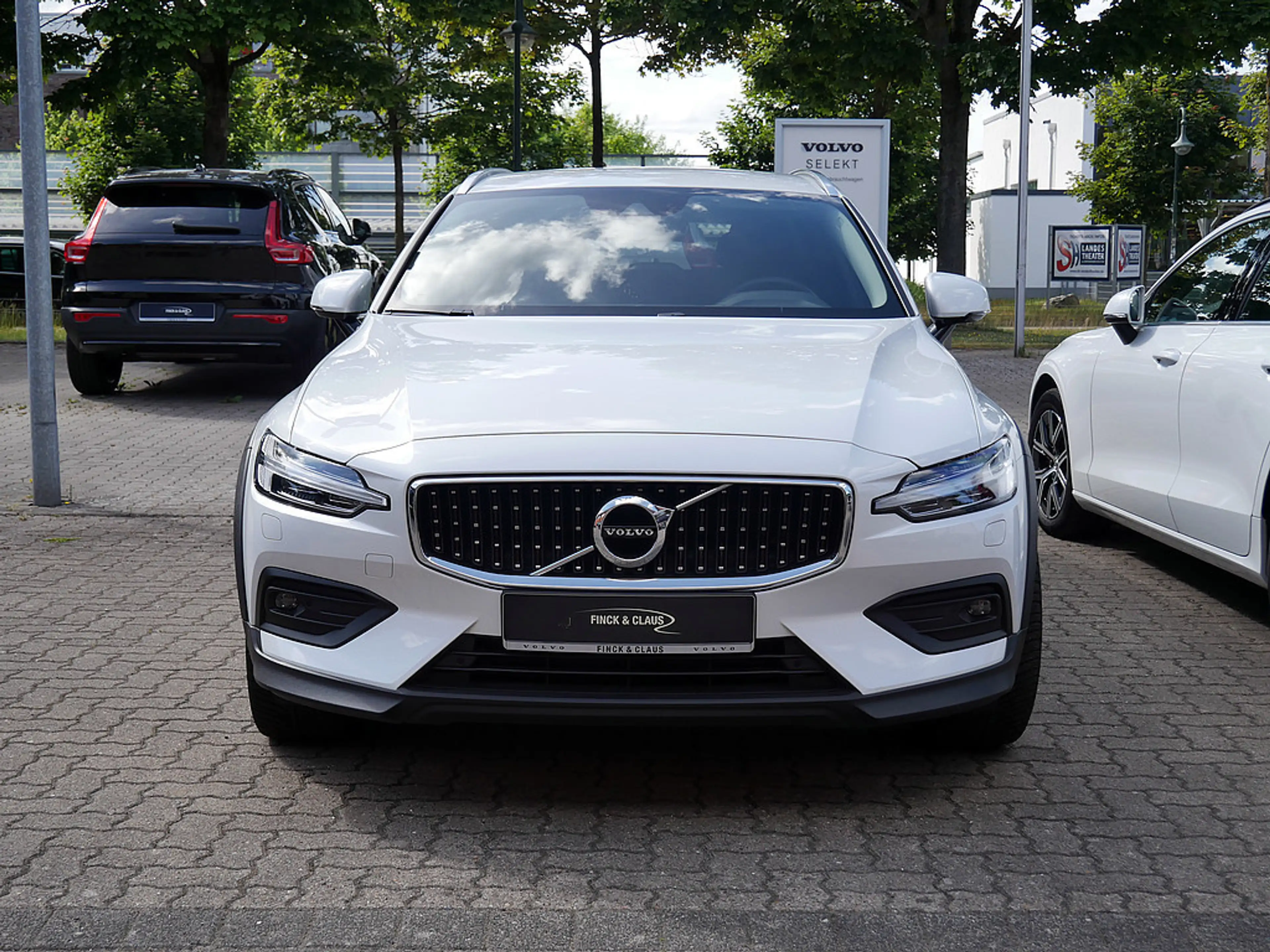 Volvo V60 Cross Country B5 AWD Pro — photo 2