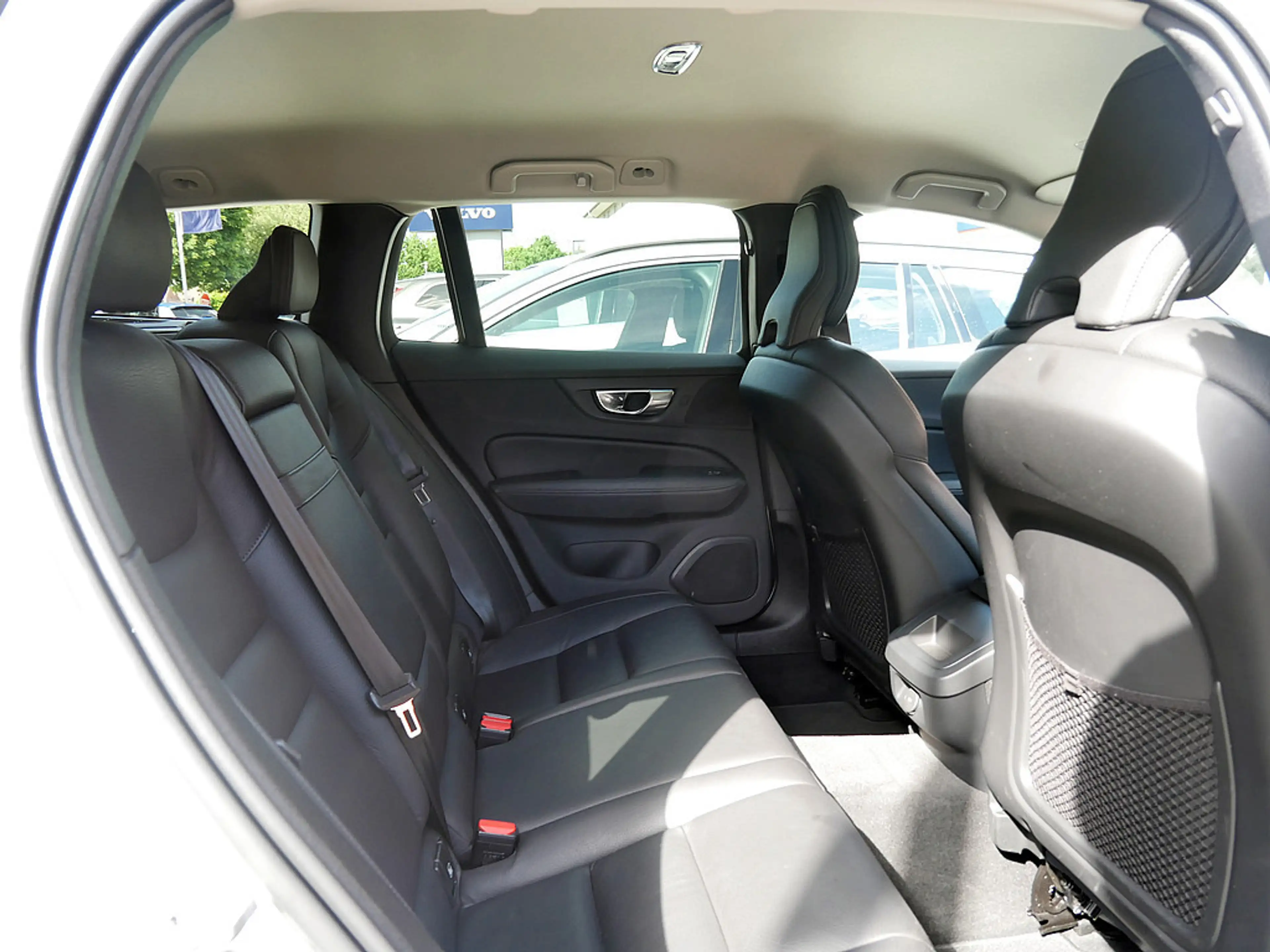 Volvo V60 Cross Country B5 AWD Pro — photo 8