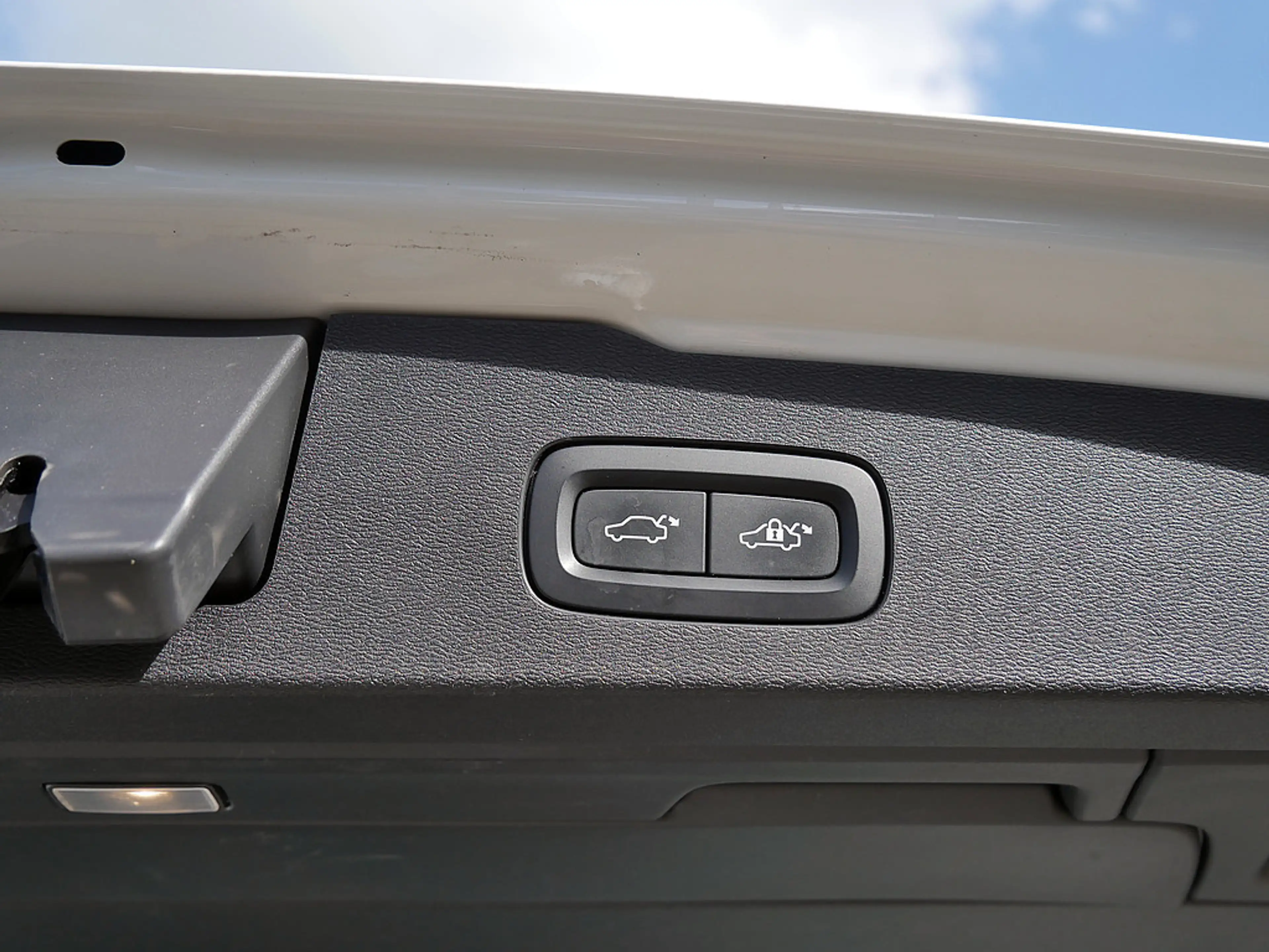 Volvo V60 Cross Country B5 AWD Pro — photo 13
