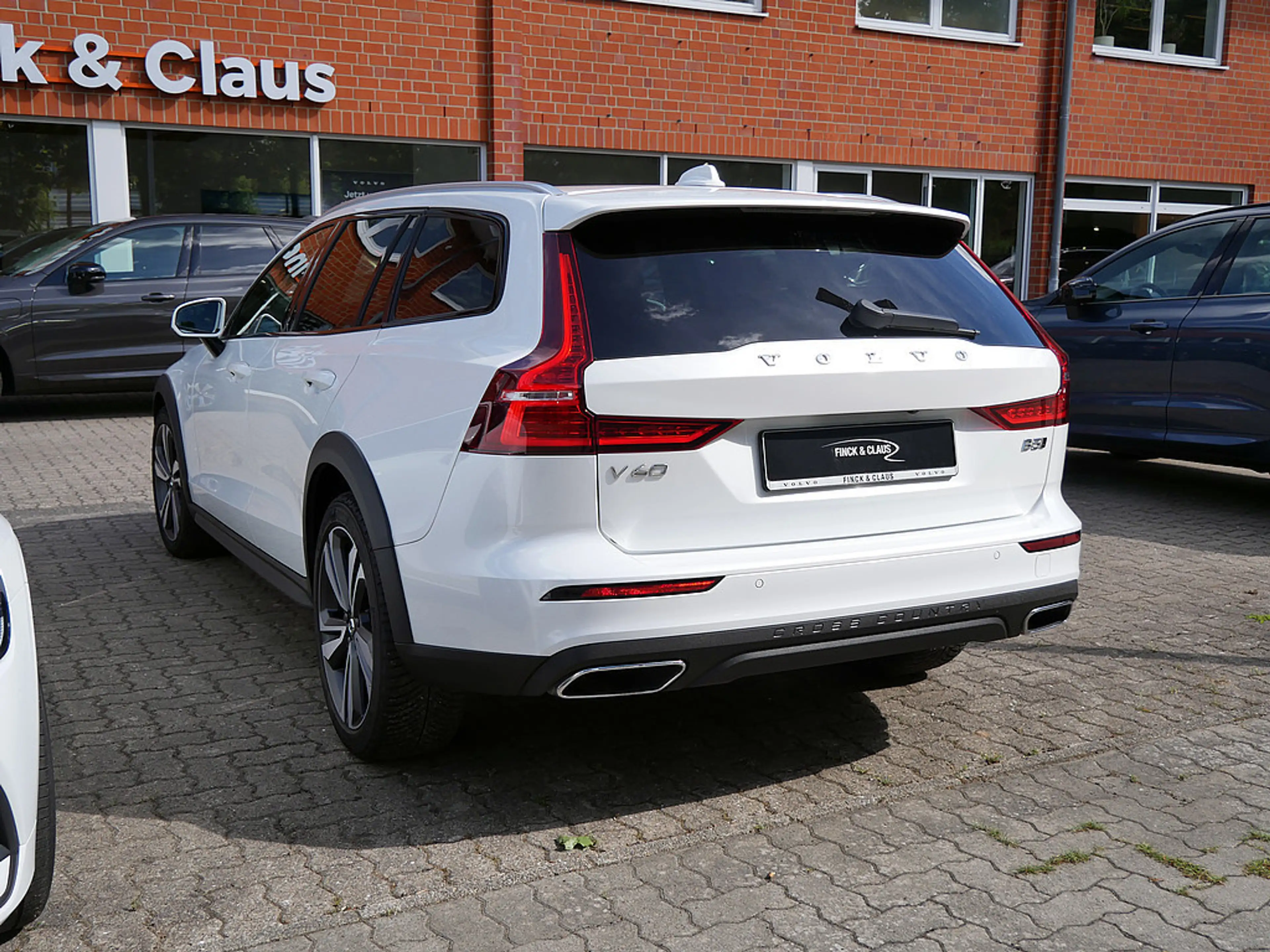 Volvo V60 Cross Country B5 AWD Pro — photo 6